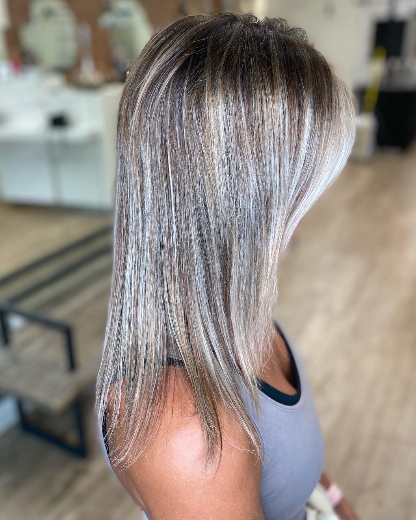 Keeping the front bright and icy + smudging down a darker base throughout for a subtle change 💁🏼&zwj;♀️ #rootsmudgebalayage #havensalonnorfolk