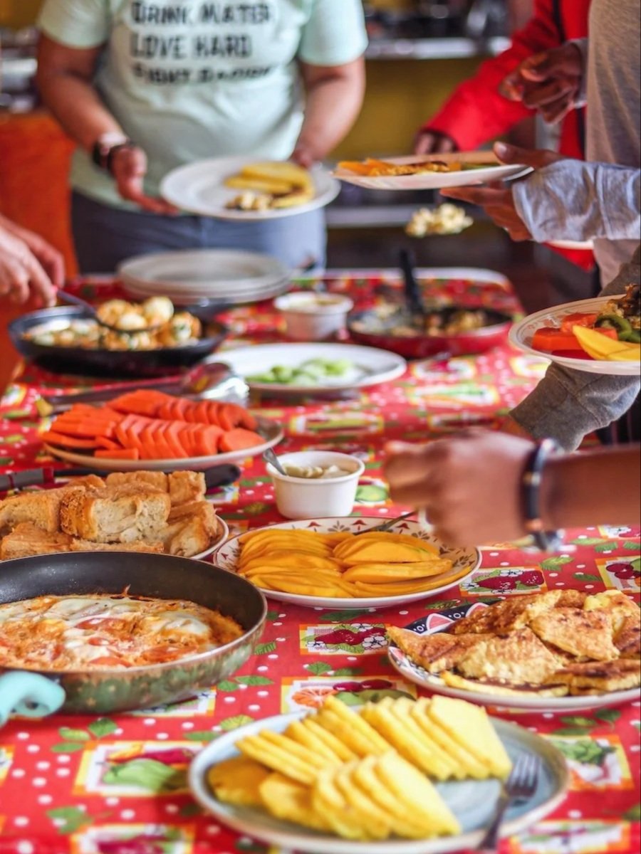 stay-medellin-shared-meal-leisano-living.jpg
