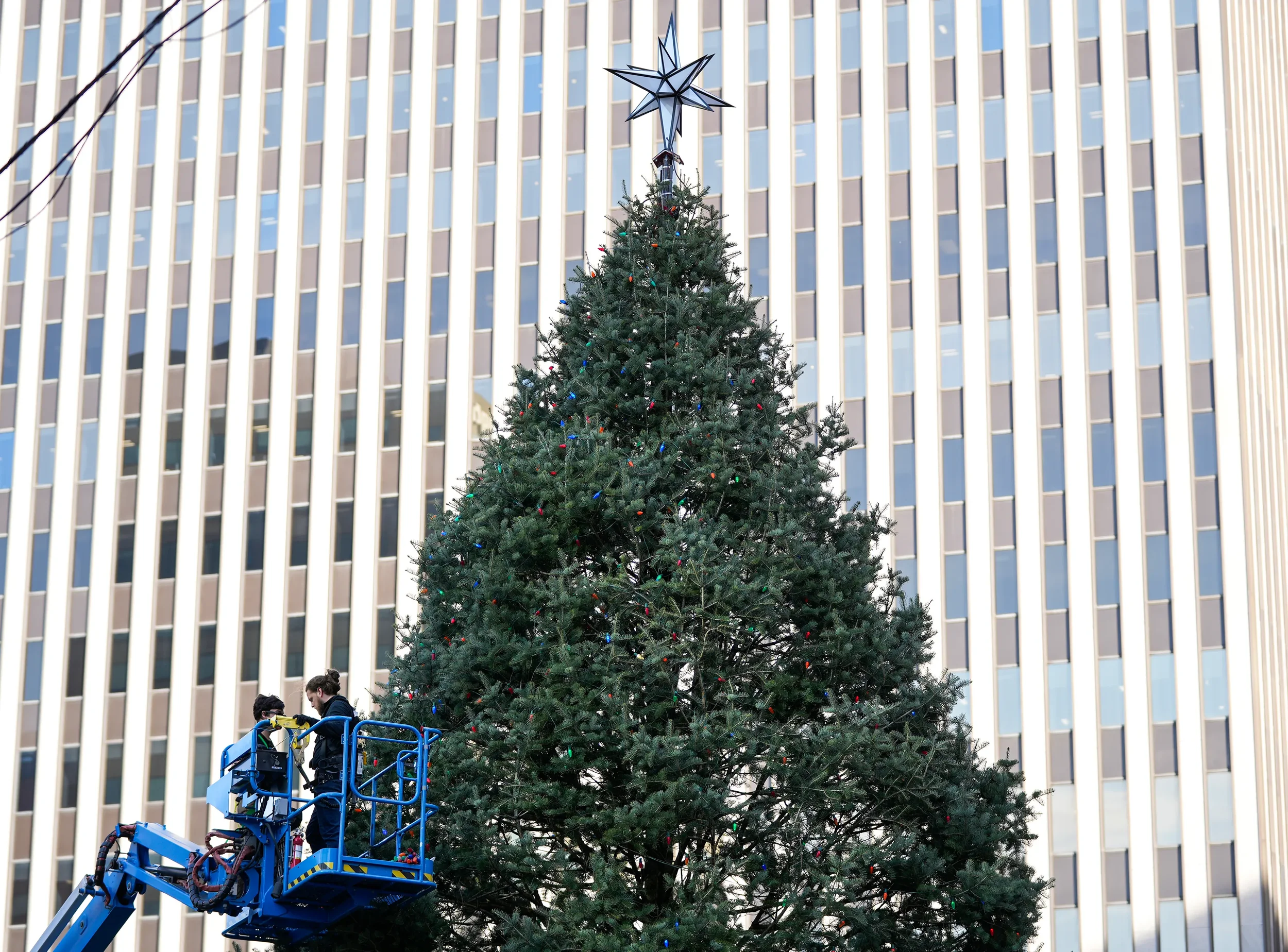 71479057007-20231106-fountain-square-christmas-tree-001.webp