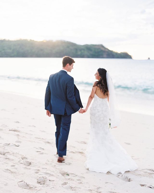 Costa Rican dreaming ☁️
This wedding took place out on the beach surrounded by those nearest and dearest to this sweet couple. It was truly paradise!
✨
Where is your dream wedding location OR vow renewal spot?
🤗
We&rsquo;re currently wanderlusting a