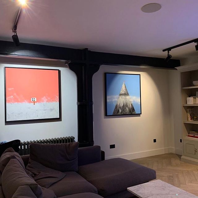 Two large commissioned canvases taking pride of place in a collectors home. Looking 😍 📸 @kamyarsam
.
.
.
.
.
.
.
.
.
.
#painting #interiordesigner #homedecor #canvas #euanrobertsart #euanroberts #homedesign #artist #londonart #kunst #loveart #inter
