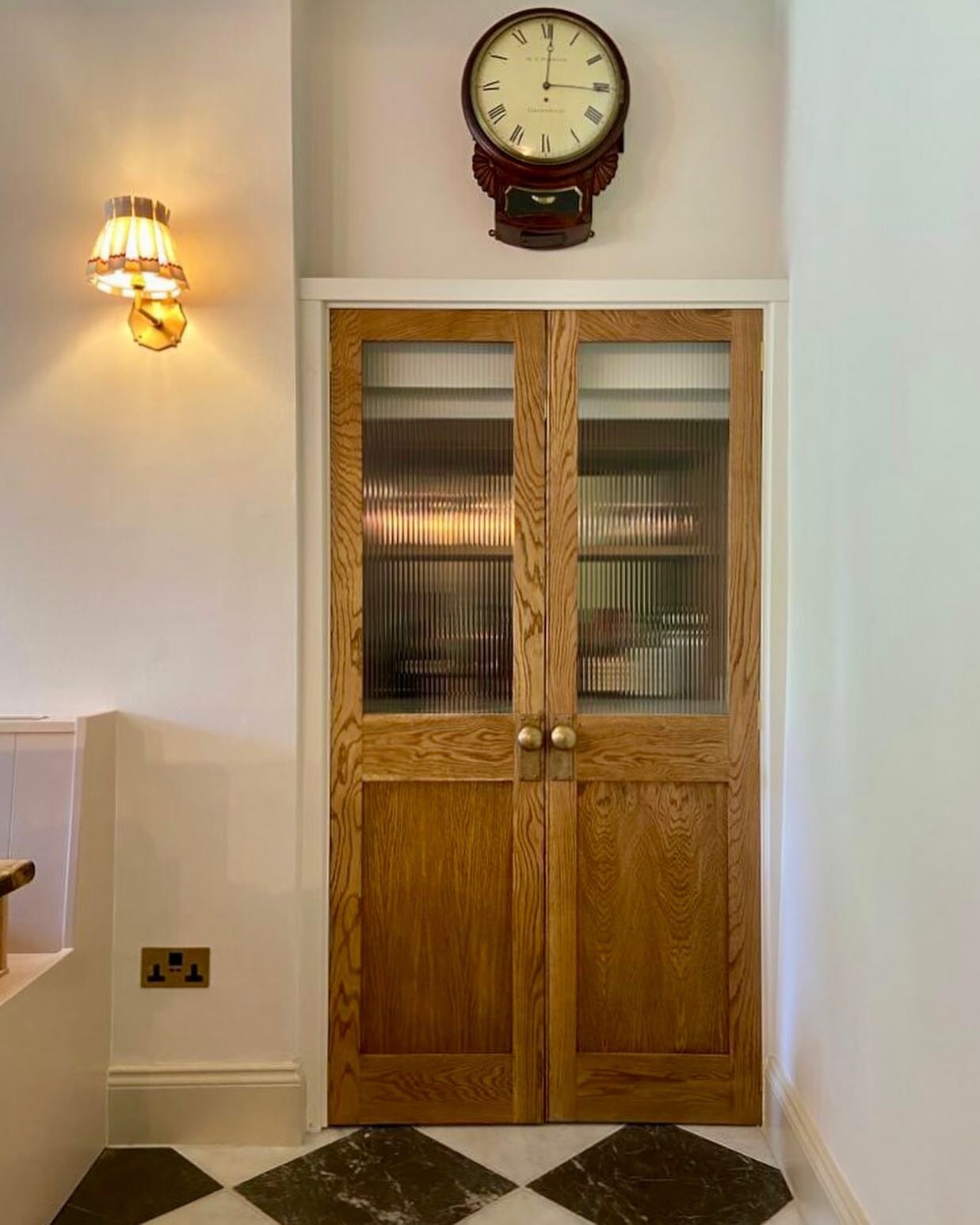 What goes on behind closed doors? Well, in this case, something pretty special*&hellip;

A stunning alcove drinks bar with a calacatta viola marble top, mirrored backing, oak shelving and a wine cooler. 

*Can I have some wine🍷 to go with that chees