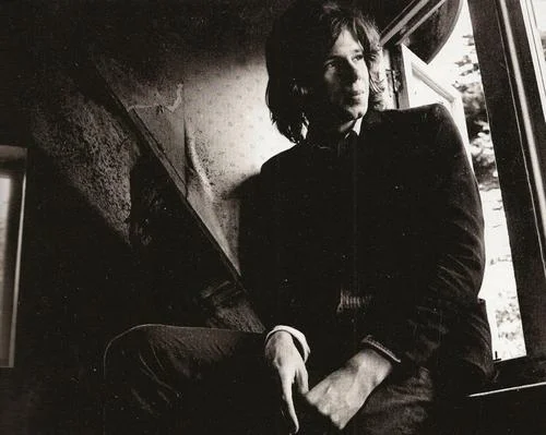 Nick Drake i 1969, tittende ut av vinduet i det samme rommet vi finner igjen på albumcoveret til Five Leaves Left .
