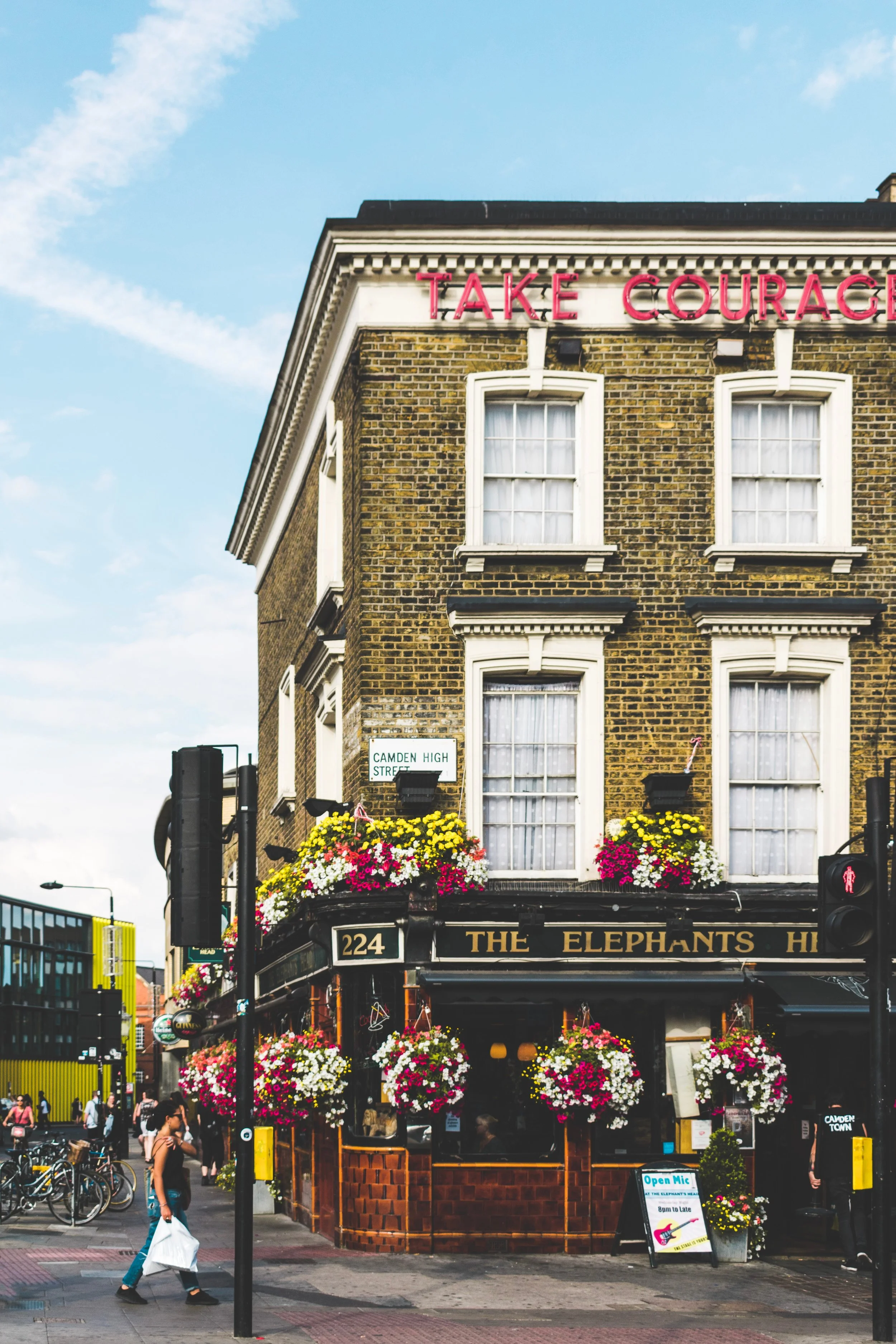 Mer spesifikt foregår en del av handlingen på et kjøpesenter og på en pub i London, og siden få ting i verden er styggere enn kjøpesentre, så vær så god, her er et bilde av en pub. Foto av Damiano Baschiera .