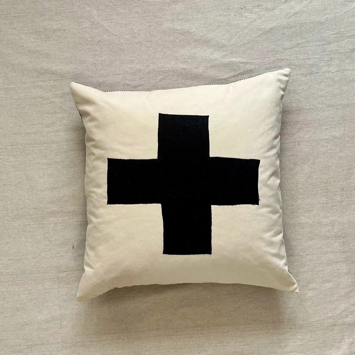 Swisscross_black_front.jpg