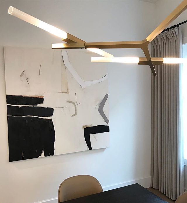 The perfect playmates. This commissioned @hollyaddi piece and iconic @lindseyadelman chandelier play so well together. #diningroom #artinstallday #zoomin #houstondesign #designhouston