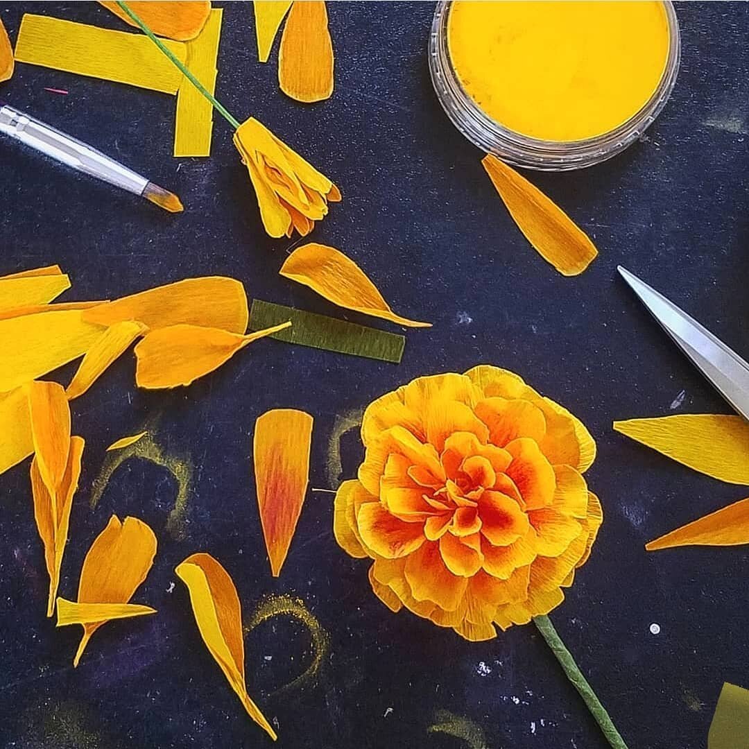 Toss back Tuesday! Is that a thing? Well anyways, here's a french marigold I did some time back. (Now that I think about it, &quot;toss back Tuesday&quot; sounds like a drinking day.)
.
.
.
#marigolds #makersmovement #paperflowers #flowers #paperart 