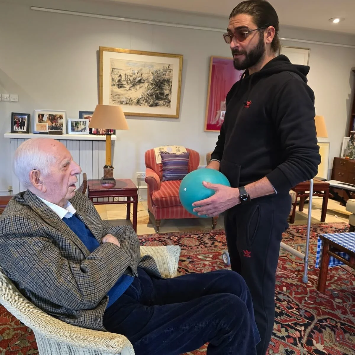 Happy birthday my friend! 103 years old, getting stronger everyday week💪🏽💪🏽 well done Sir!!

#active #vida #personal #training #workout #hard #fitness #coaching #lifestyle