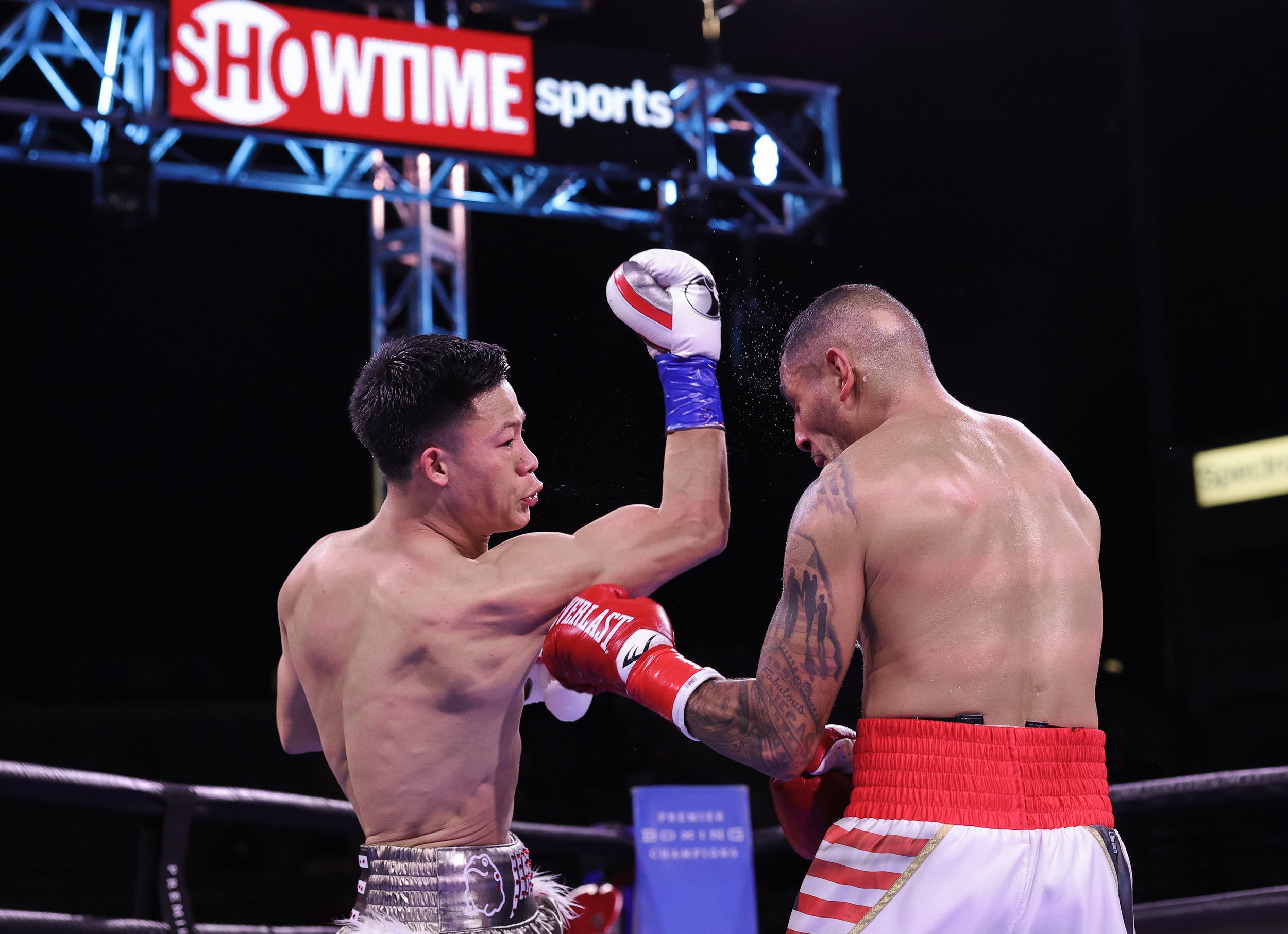 Brandun Lee vs Juan Heraldez - Cris Esquaeda : Crown Boxing10.JPEG