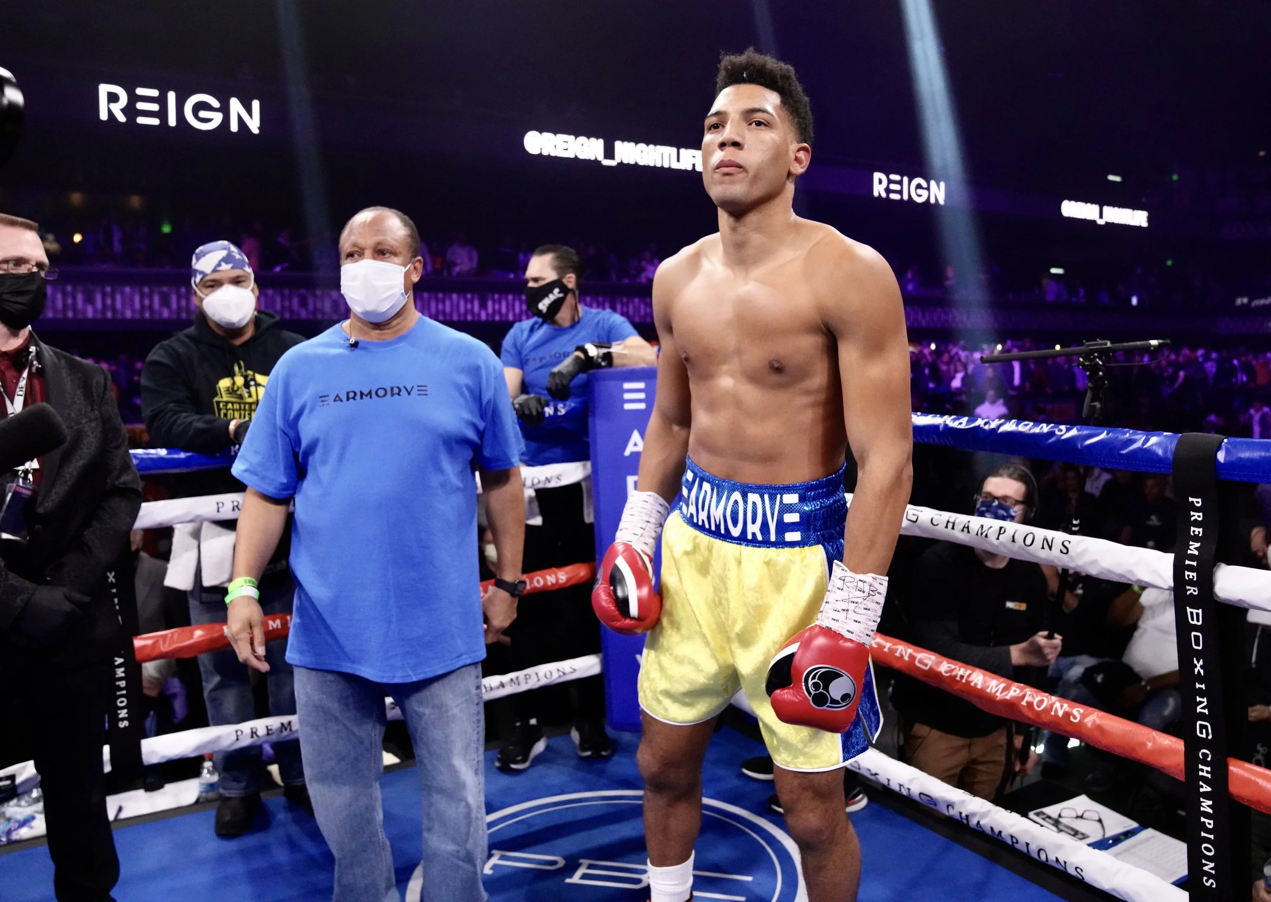 PHOTOS David Morrell TKO's Atlantez Fox — Crown Boxing