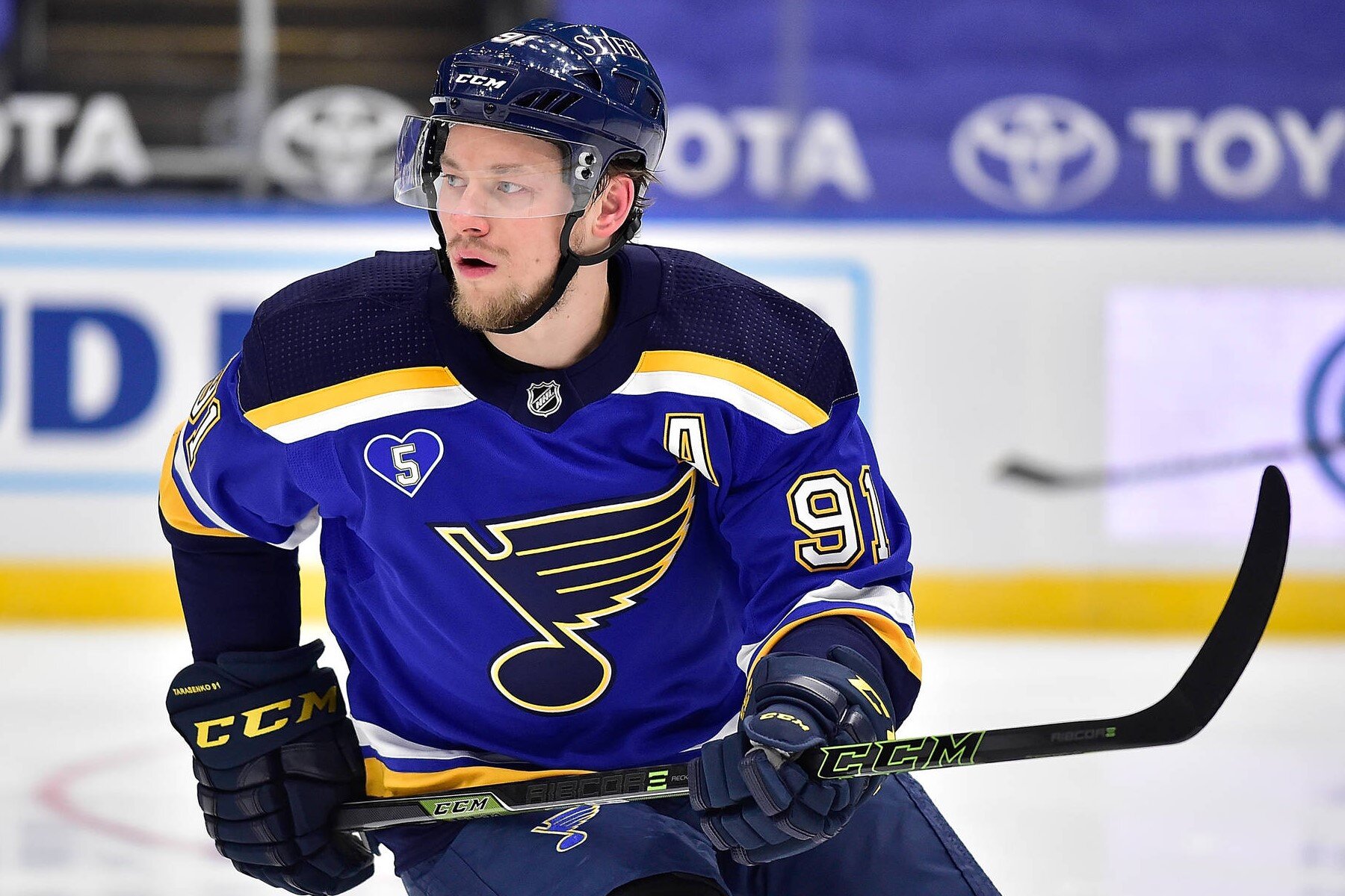 Vladimir Tarasenko's 6-day-old baby takes nap in Stanley Cup