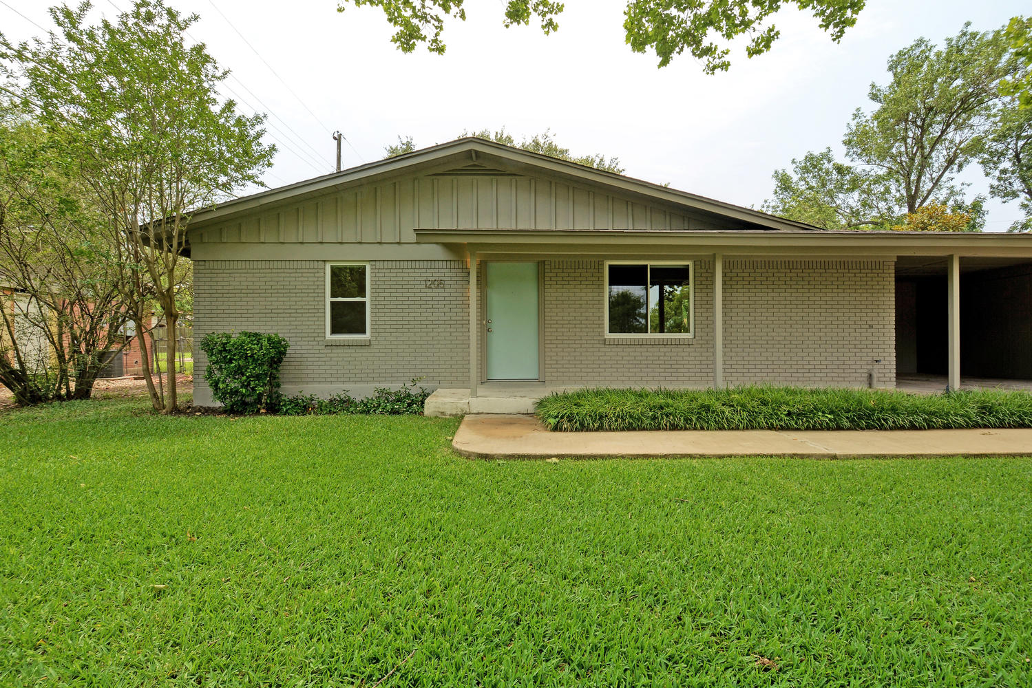 1205 Sahara Ave-large-003-4-Exterior Front 748-1500x1000-72dpi.jpg