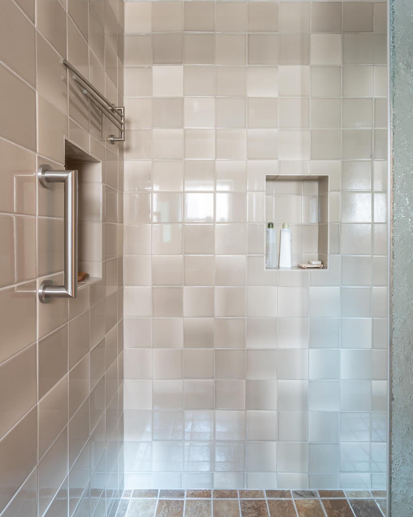 What a perfect taupe gray!!!! I love how our T51 Fog glaze shows the glazers edging creating lovely ombr&eacute; like tile. #deserthome #bathdesign #taupetile 
Design @originatenaturalbuilding 
Photo @loganhavens