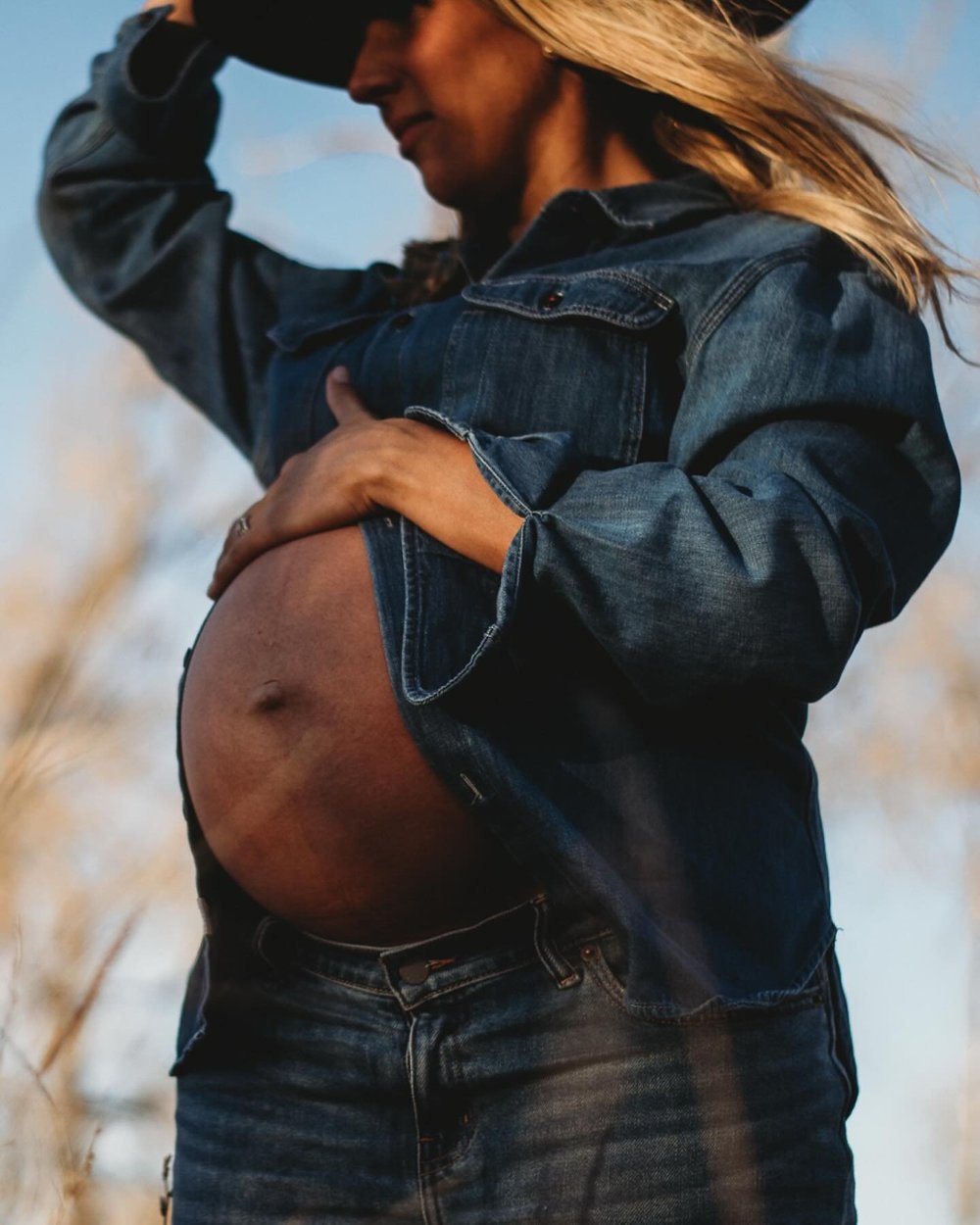 There&rsquo;s something about this season of motherhood, the way it asks you to stretch, to soften, to hold onto what is while getting ready to welcome what will be.
This session felt like golden hour wrapped around a family. Mama in her denim and du