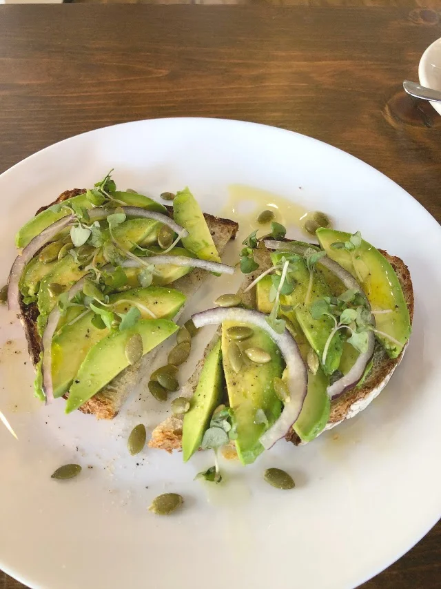 Alta baja avocado toas