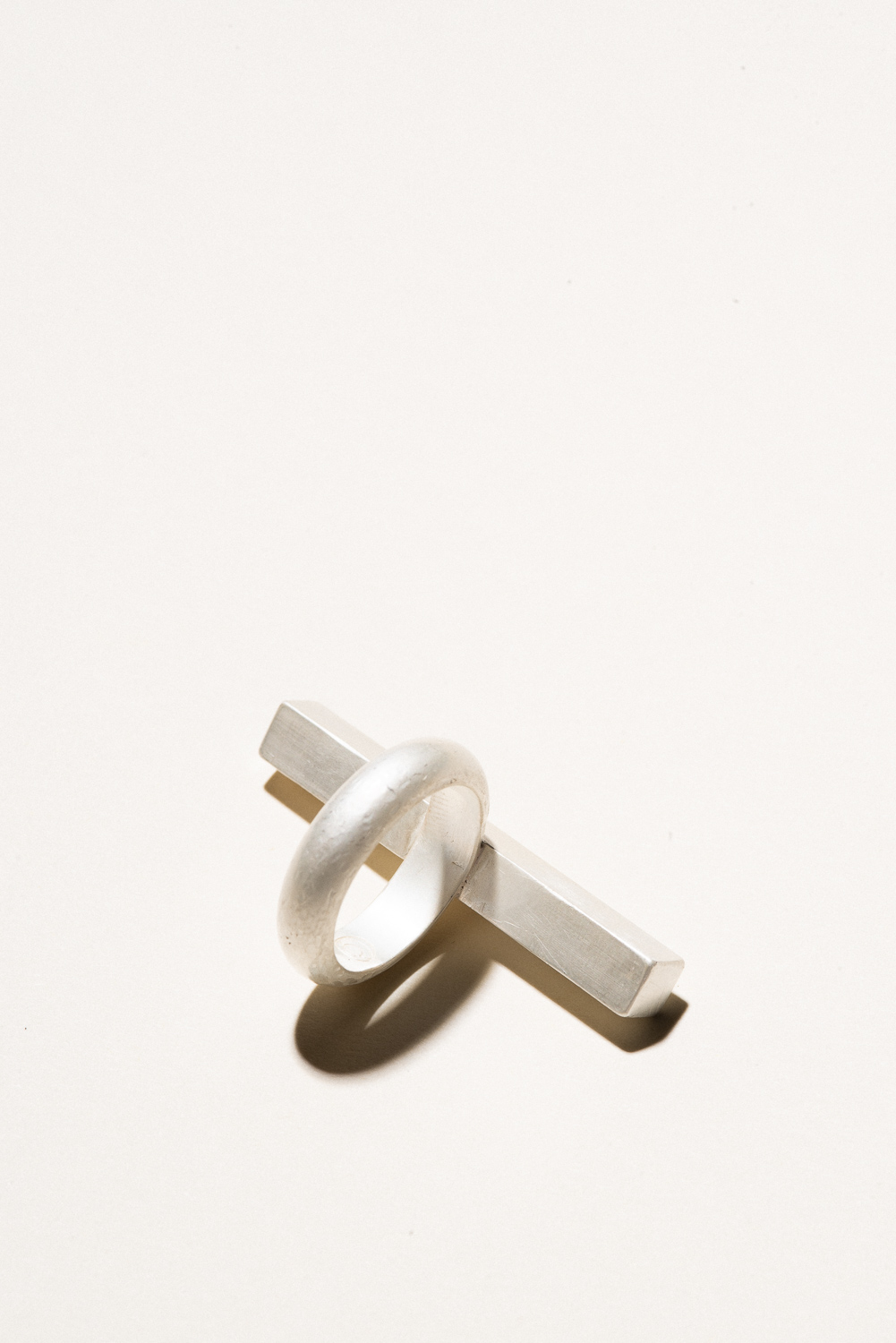 xl_one_finger_bar_ring_1.jpg