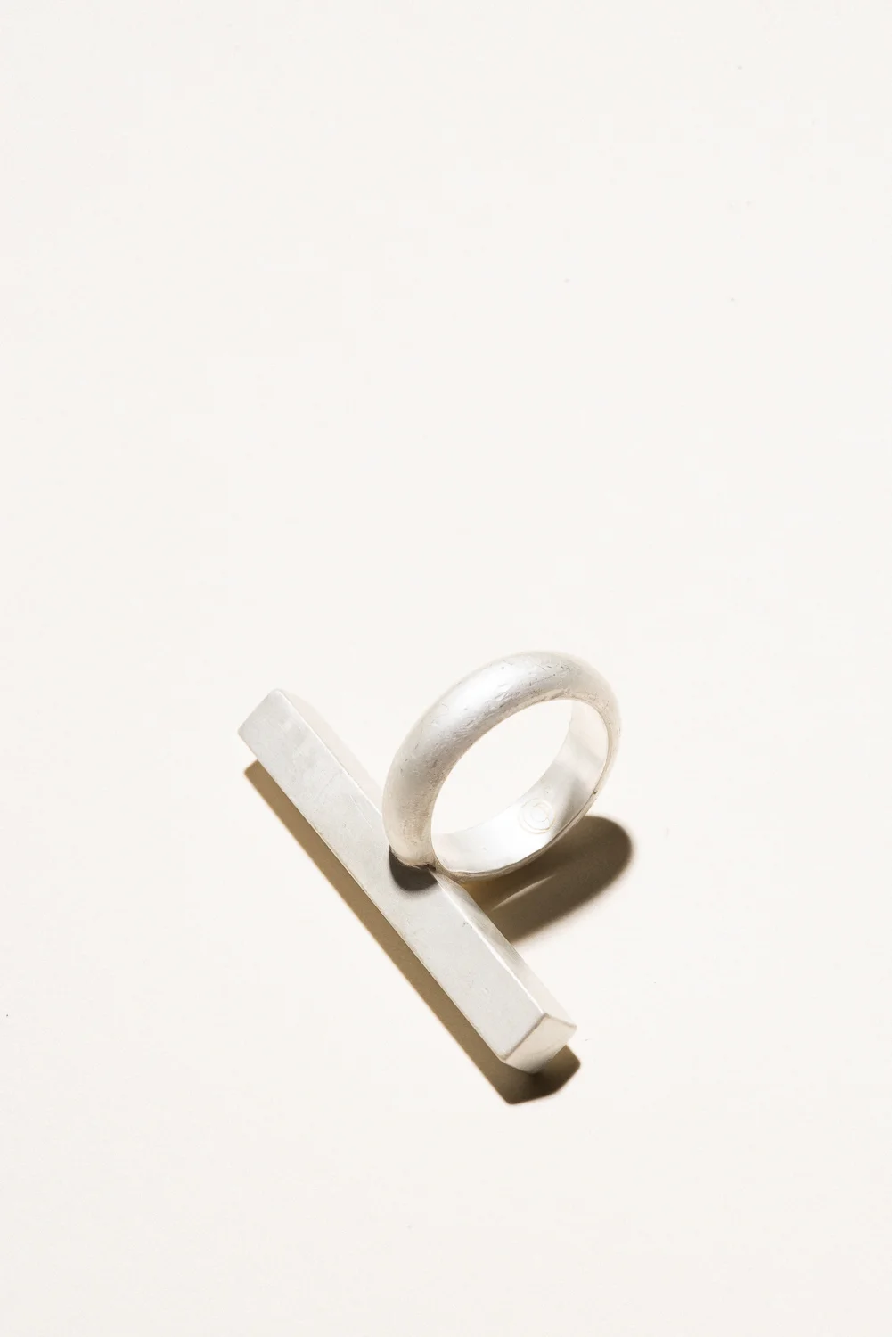 xl_one_finger_bar_ring_2.jpg