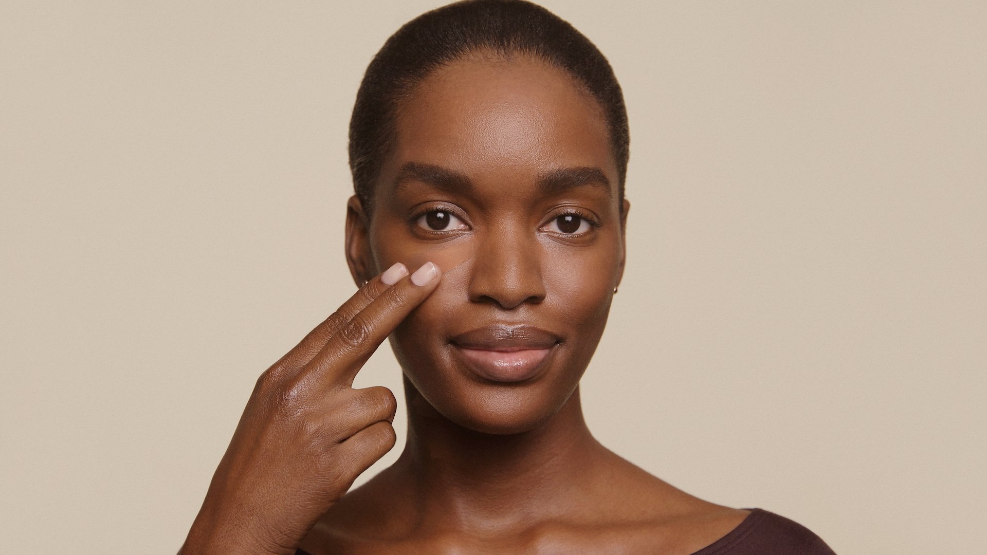 web-CPB-SS25_Concealer_Model_Dark_Application_US.jpg