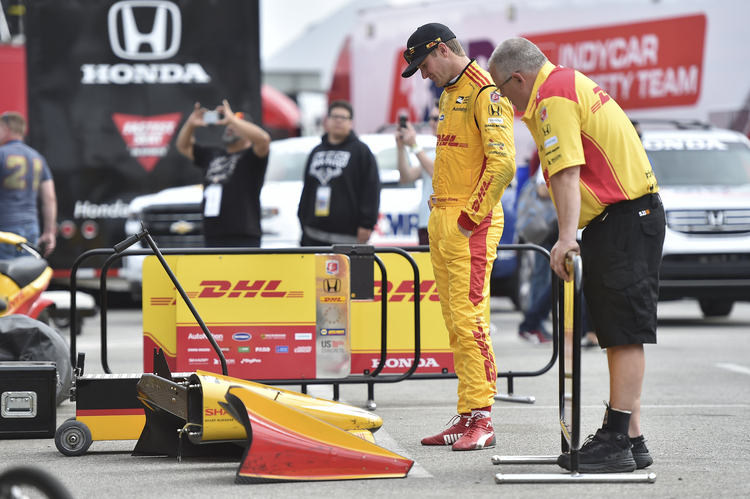  Ryan Hunter-Reay - Evaluates wing damage after the Long Beach Race  
