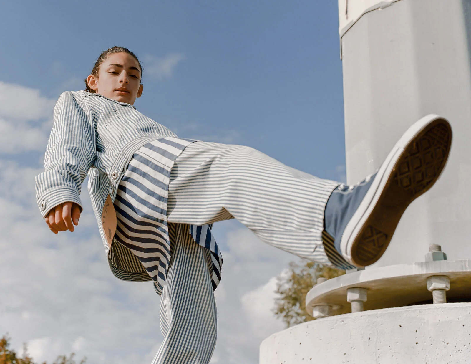 Camisa: Chaqueta Madre Perla + Pantalones: Lanvin Zapatos: Converse