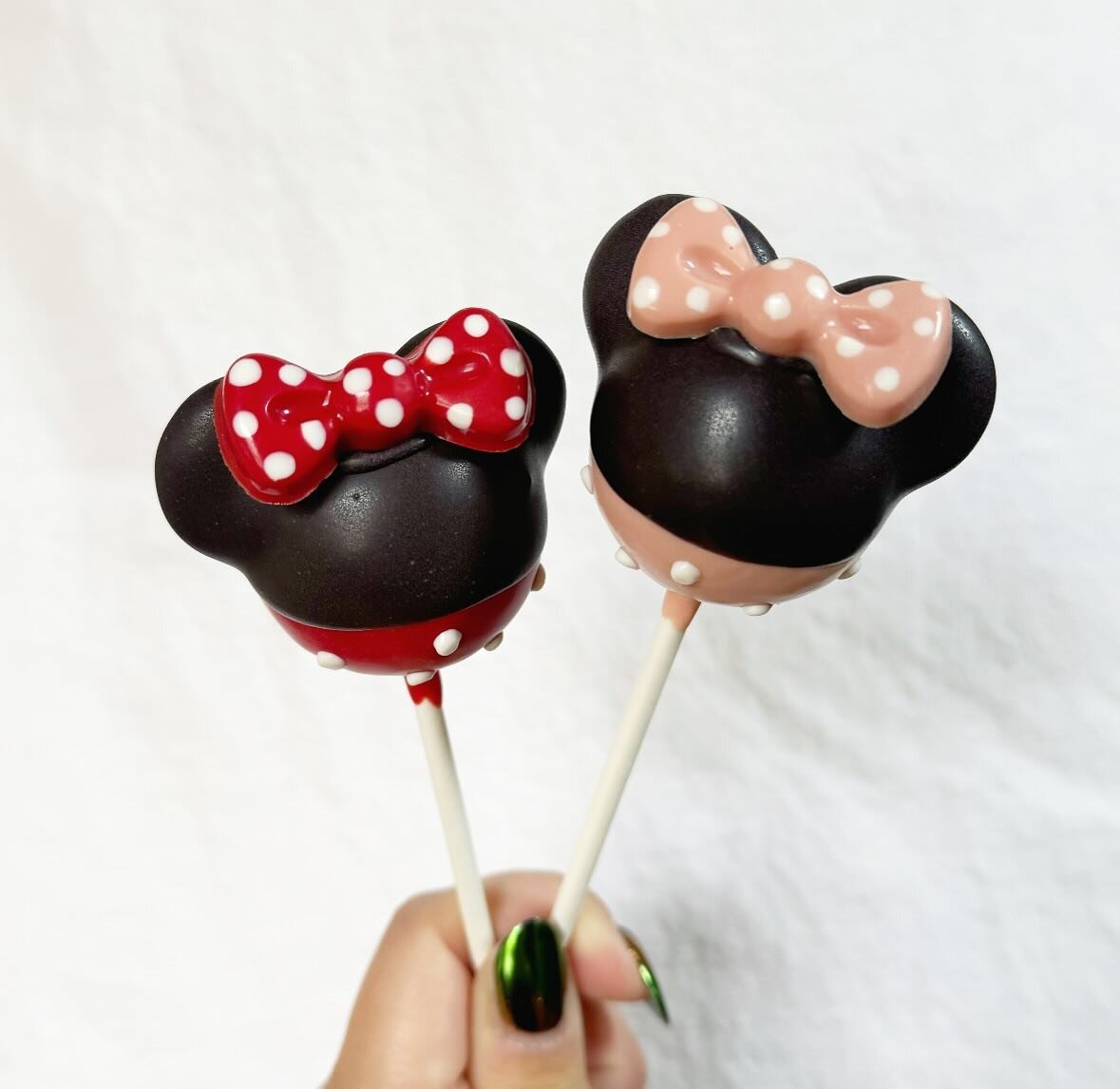 Minnie Mouse ❤️🐭✨
&bull;
&bull;
&bull;
#cakepops #baking #dessert #sweets #foodie #foodporn #foodphotography #instadessert #foodofinstagram #bakersofinstagram #dessertgram #cakepopsofinstagram #cakepopstagram #cakepopart #foodstyling #baker #dailyfo