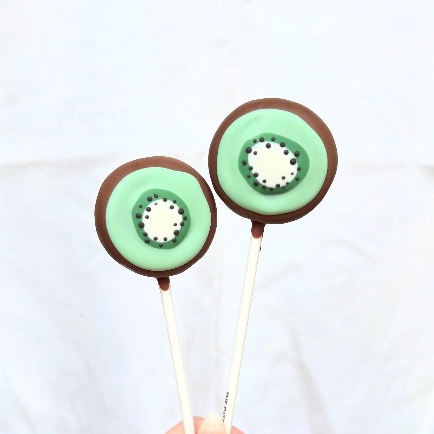 Two cute little kiwis 🥝🥝

#cakepop #cakepops #cakepopart #dessert #sweets #sandiegosmallbusiness #kiwi #kiwis