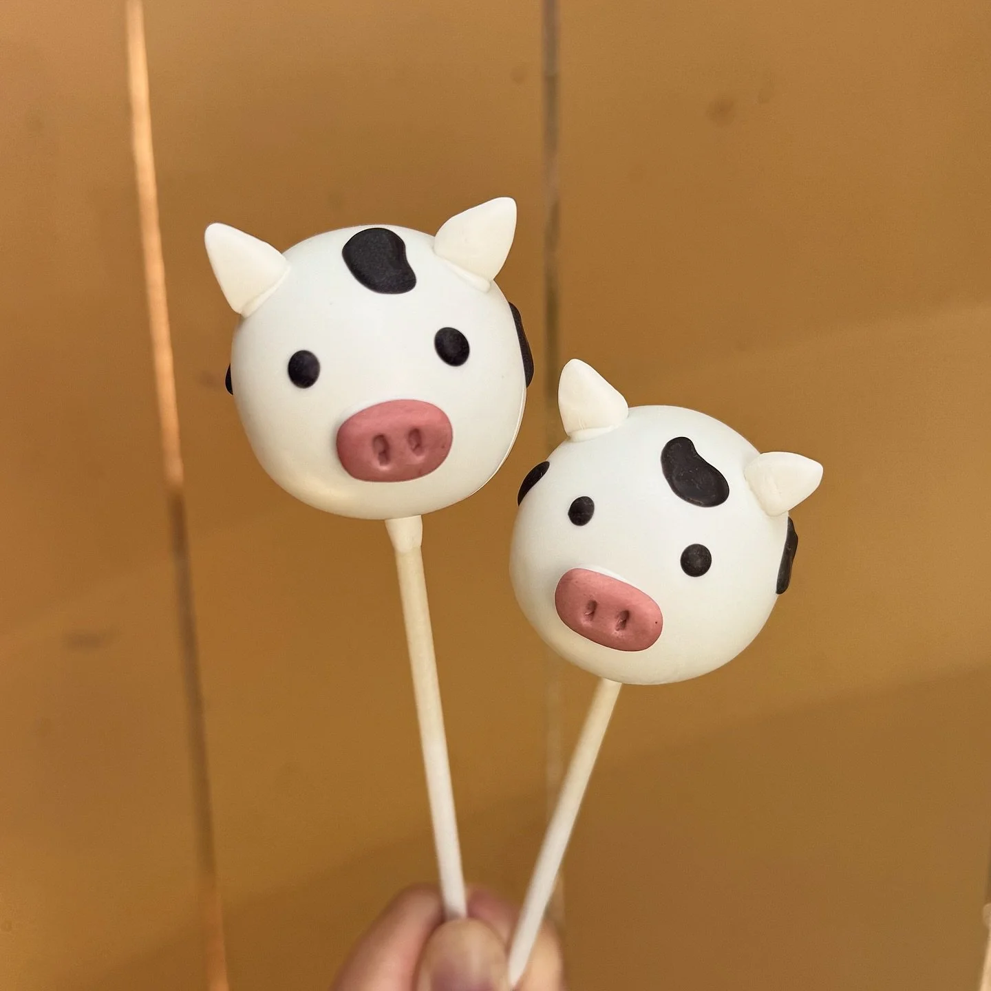 MoooOooOOooo 🐮
&bull;
&bull;
&bull;
#cakepops #baking #dessert #sweets #foodie #foodporn #foodphotography #instadessert #foodofinstagram #bakersofinstagram #dessertgram #cakepopsofinstagram #cakepopstagram #cakepopart #foodstyling #baker #dailyfood 