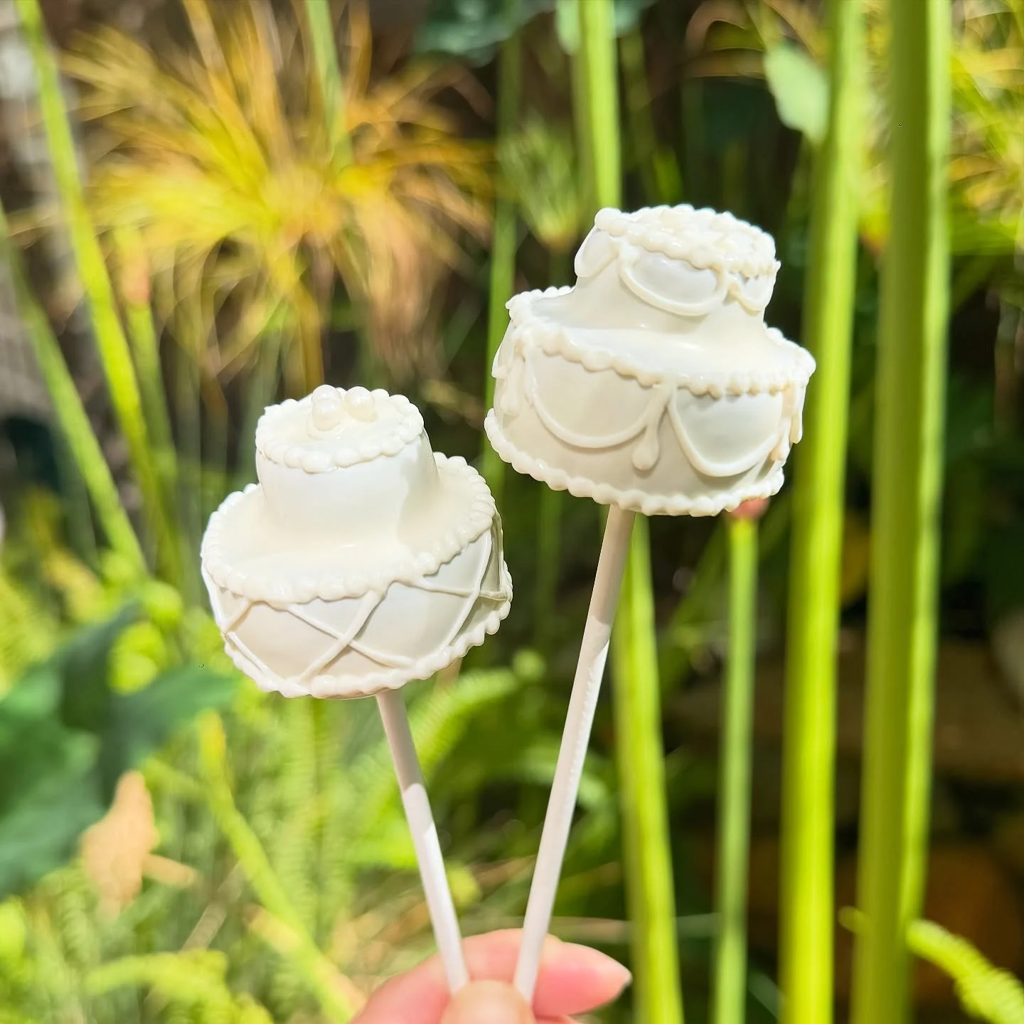 How cute are these mini wedding cakes 🎂✨

#cakepop #cakepops #cakepopart #dessert #sweets #sandiegosmallbusiness #weddingcake #wedding