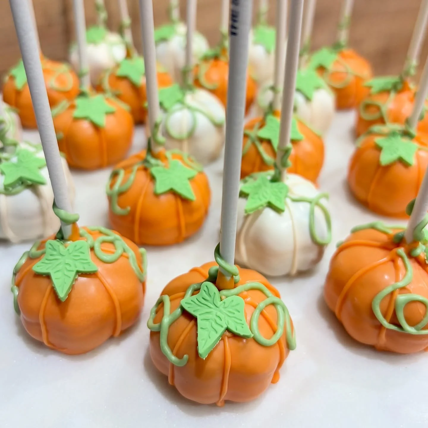 A cute little pumpkin patch 🎃✨

Pumpkin mold from @mylittlecakepopmolds ❤️

#cakepop #cakepops #cakepopart #dessert #sweets #sandiegosmallbusiness #pumpkins #pumpkin #pumpkinpatch #halloween #fall #autumn