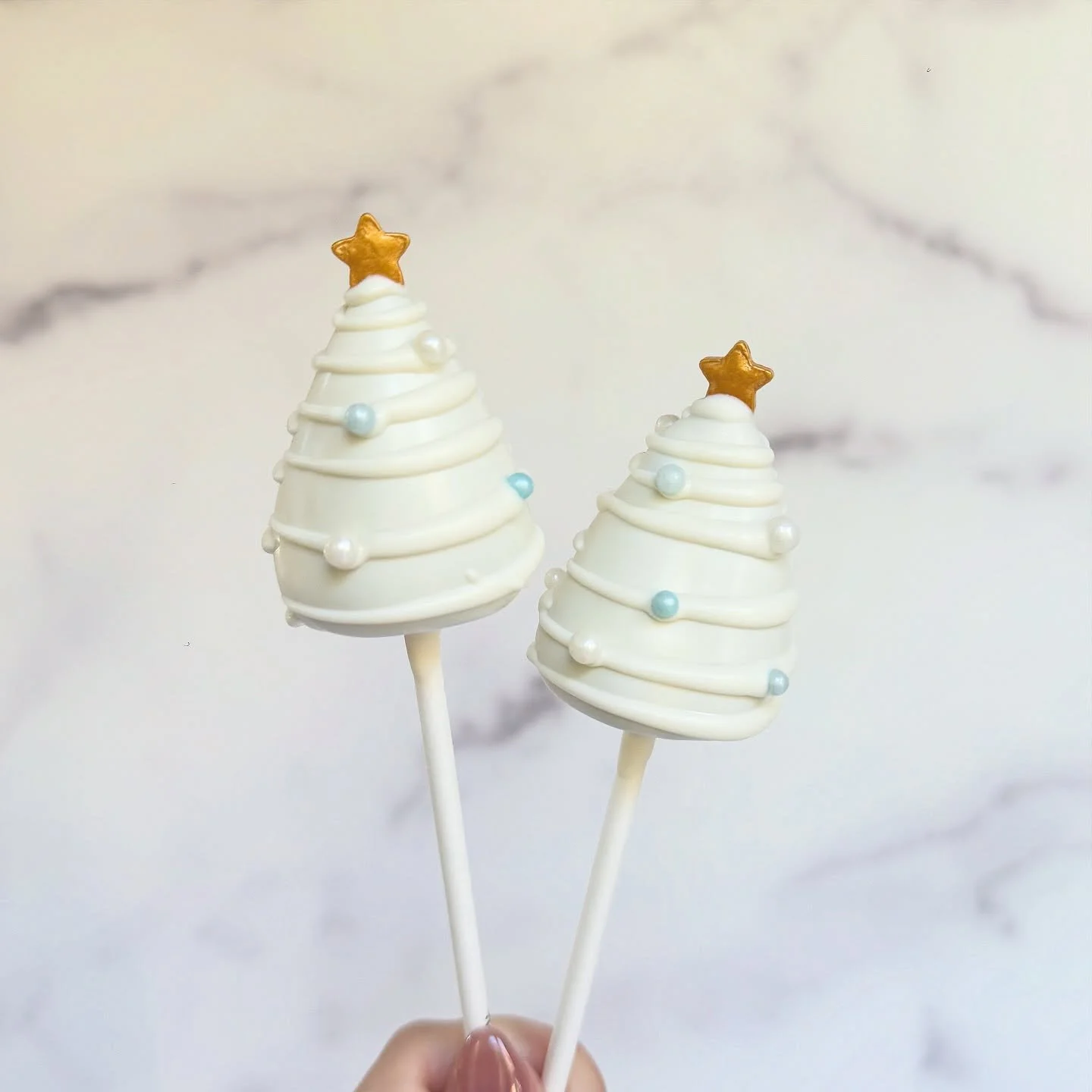 I&rsquo;ve been dreaming of a white Christmas ❄️🎄🤍

Cone mold from @mylittlecakepopmolds 💕

#cakepops #cakepopart #sandiegosmallbusiness #christmas #christmastree