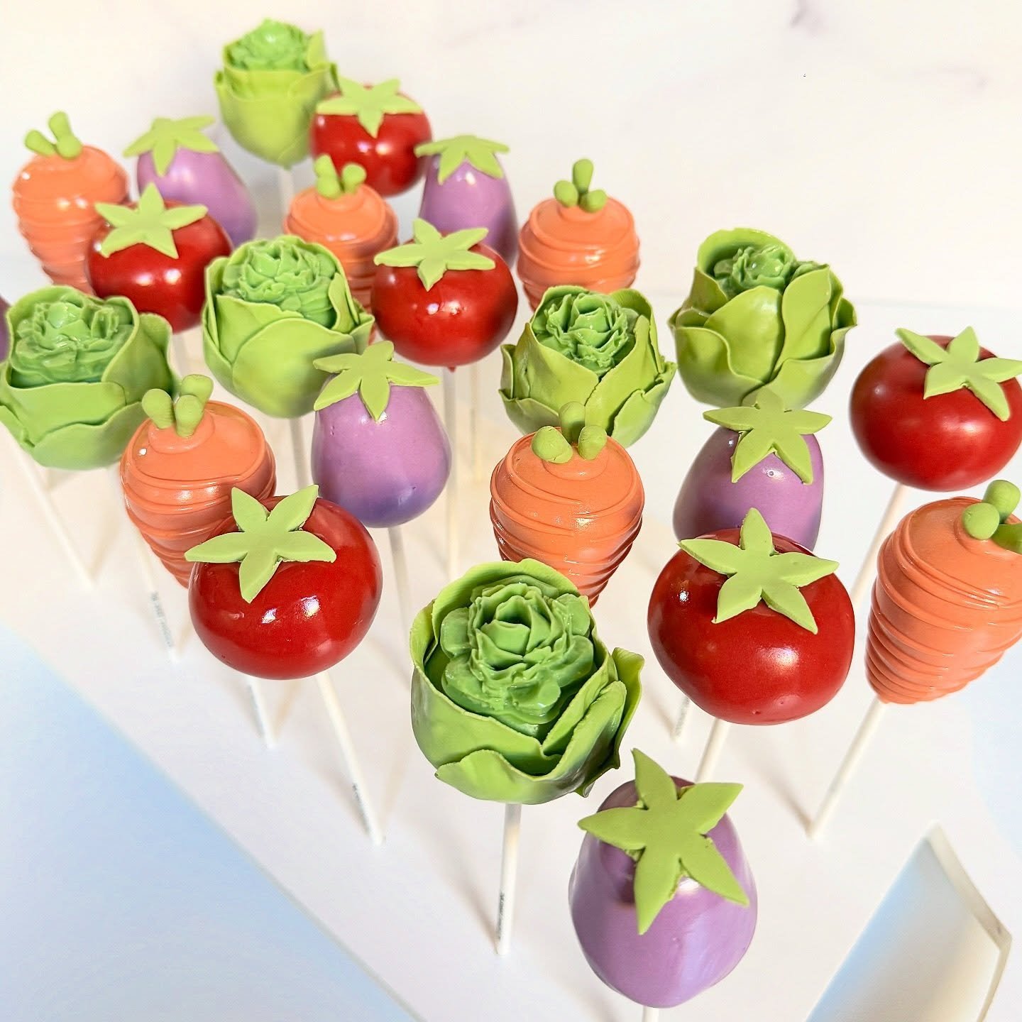 My little veggie garden ✨🥕🍅🍆🥬

#cakepops #cakepopart #sandiegosmallbusiness #vegetables #vegetablegarden