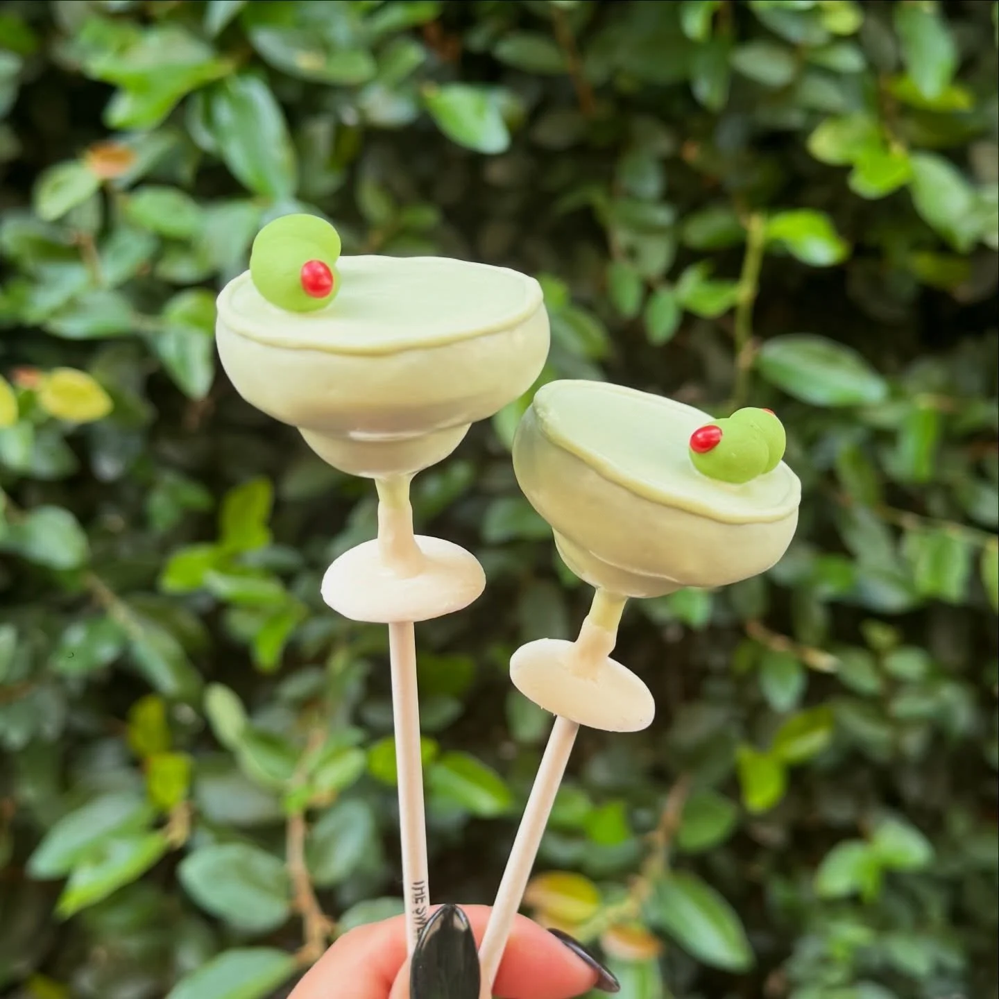 Make it extra dirty 🍸✨

#cakepops #cakepopart #sandiegosmallbusiness #martini #dirtymartini
