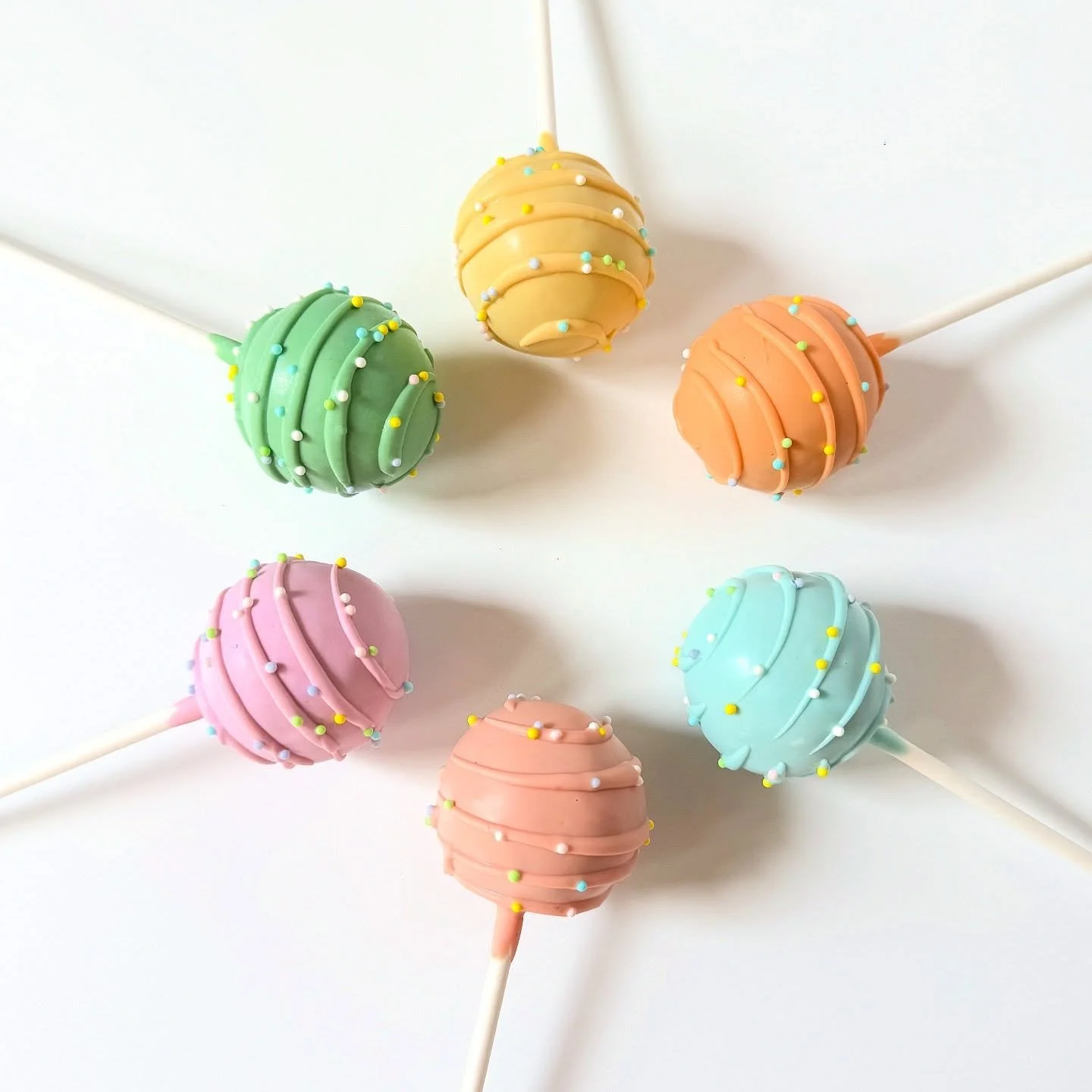 Simple cake pops to add some color to your day 🌈✨

#cakepops #cakepopart #sandiegosmallbusiness #colorful #rainbow