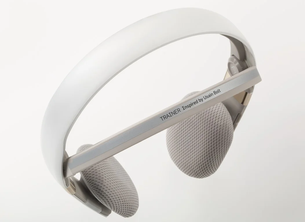 The robotic stabilizer offer a secure and comfort wearing experience while doing sport. Highly reflective silver ink stripe on the headband increase your visibility for those vehicle far behind you.