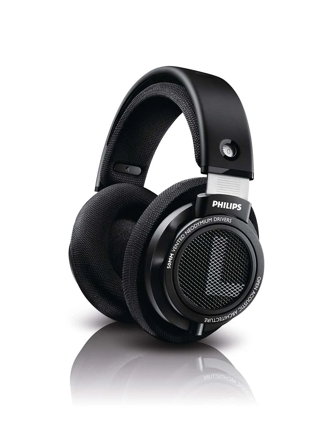 SHP9500 is an open acoustic architecture headphones designed to offer an incredible sound with ultimate comfort for long duration use. The metal grill provides a breathable chamber for the large 50mm speaker module to achieve the best performance, this relied on a close collaboration between the design team and acoustic engineering team to overcome many technical issues. 