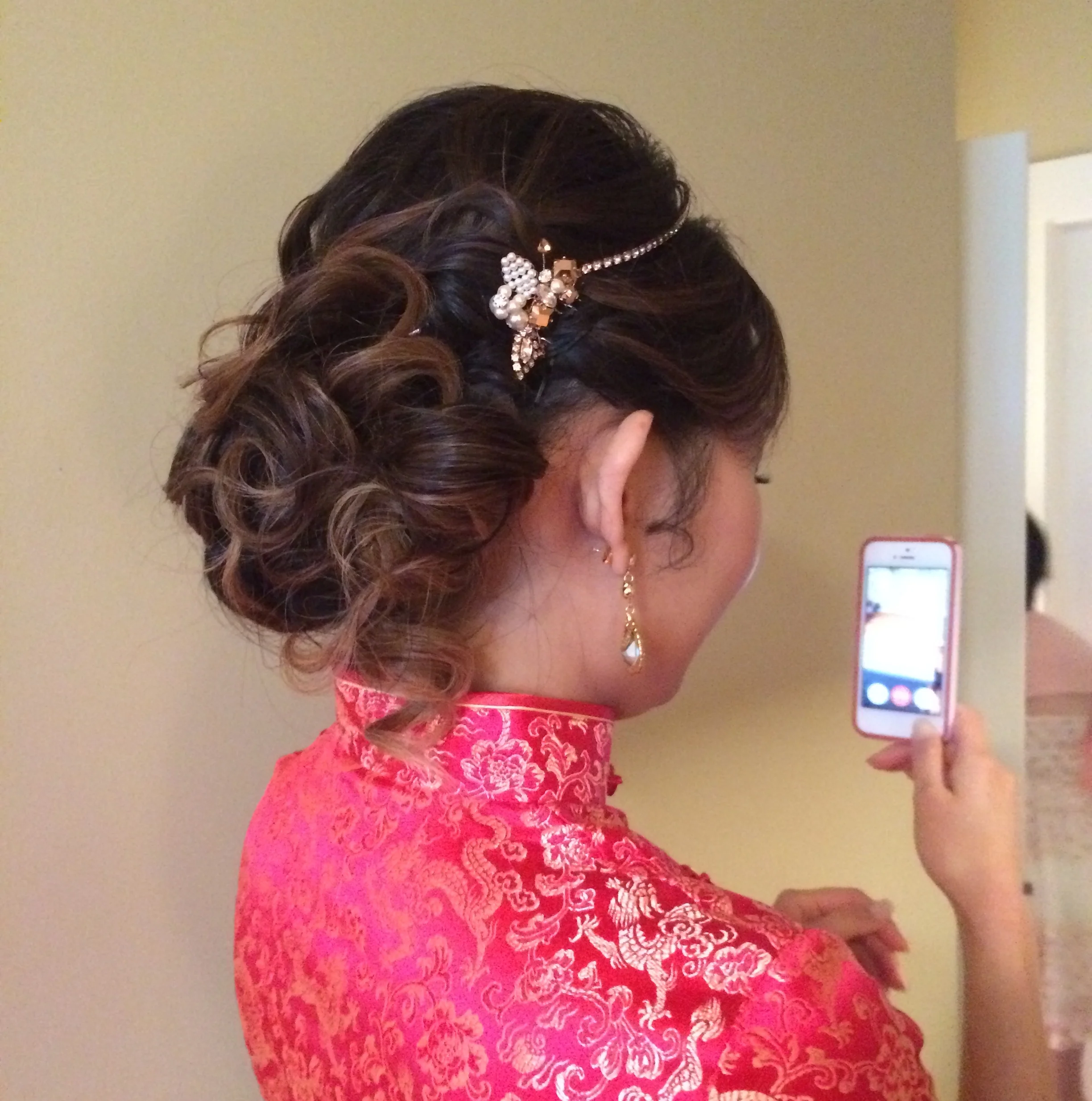  Margaret is an amazing artist and person. From our initial meeting, I knew that we would work well together.&nbsp; She is organized, patient, and just has this positive energy radiating from her, which, on your wedding day, trust me, you want to hav