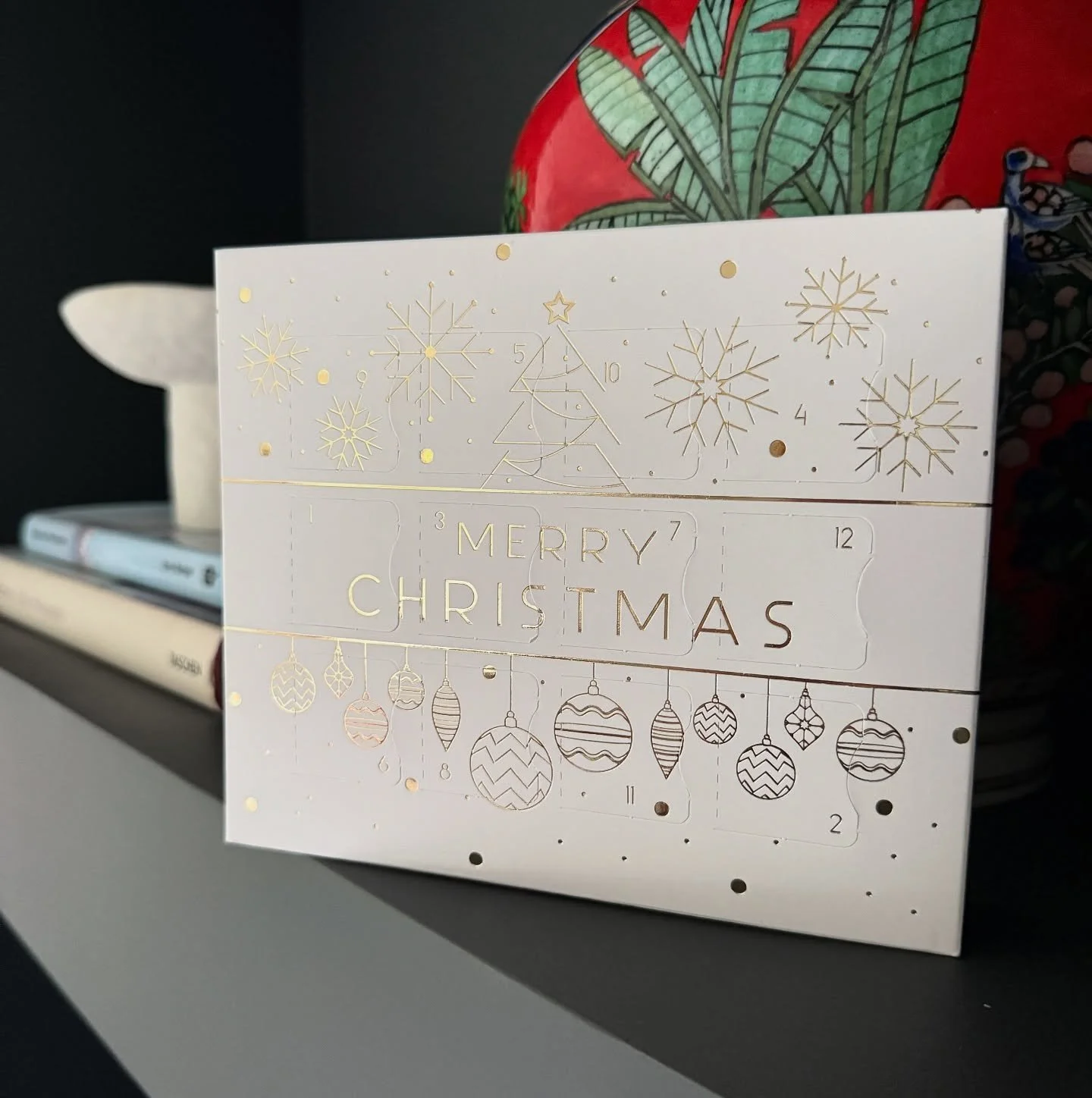BRAND NEW: Wax Melt Advent Calendar

✨ Count down to Christmas with our 12-Day Wax Melt Advent Calendar! Each door reveals a hand-poured soy wax melt - from best-selling scents to festive favourites and exclusive new aromas made just for n&auml;ra. ?