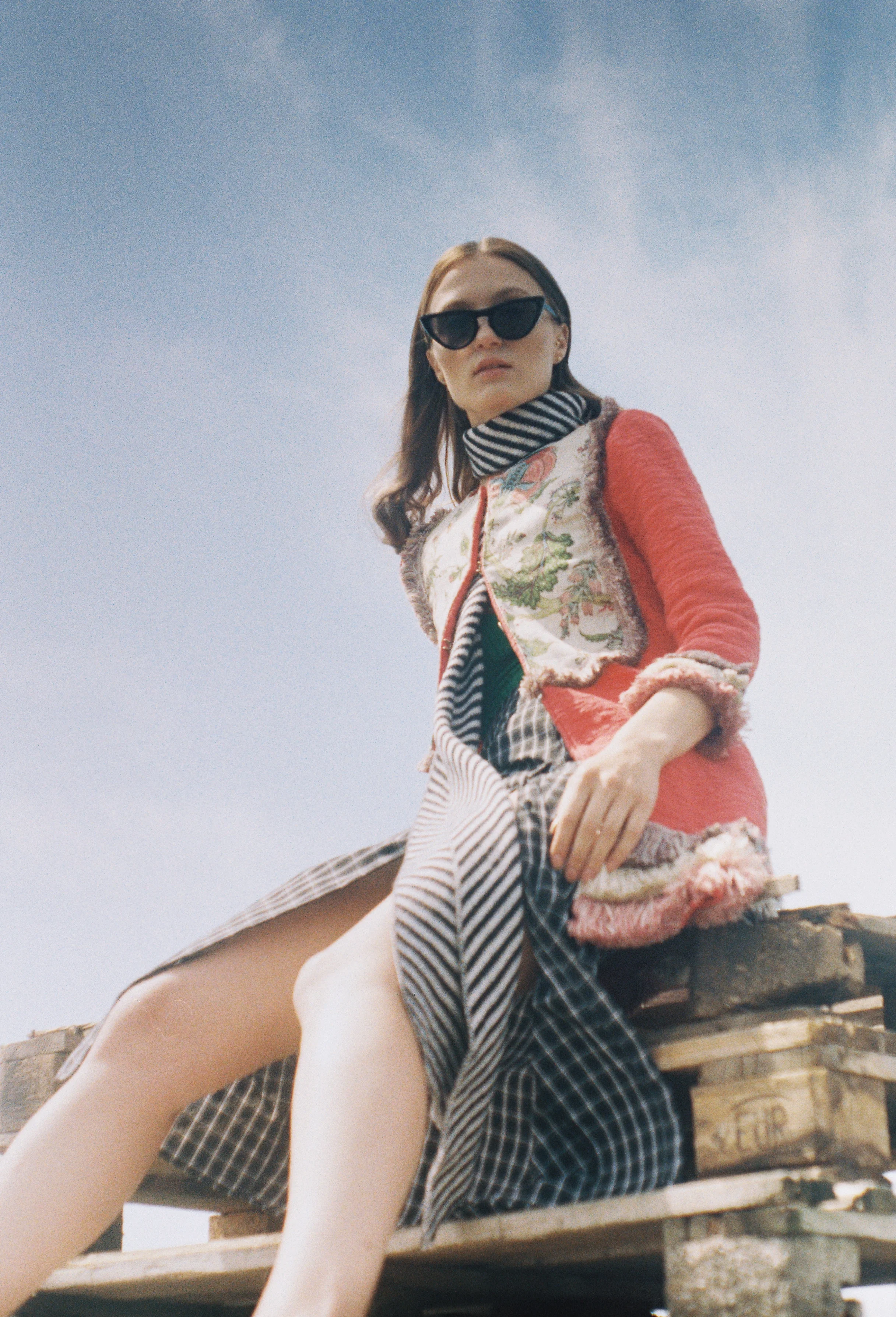 ACC/Sunglasses: Stylist’s Own ACC/Scarf: MAX&Co. Jacket: The Extreme Collection Body: Pull&Bear Skirt: Fashion Union