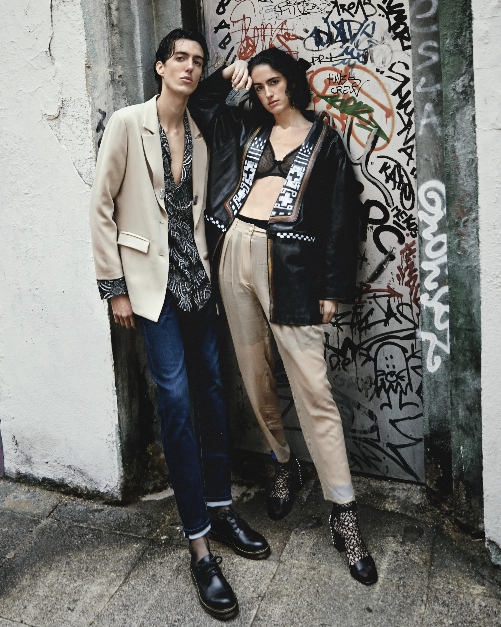 Tanya Bra – ANDRÉS SARDÁ Cycling leggins – BERSHKA Trousers – XEVI FERNÁNDEZ Jacket – VINTAGE Socks – HYSTERIA BY HAPPY SOCKS Sandals – VENCA Alvaro Blazer – XEVI FERNÁNDEZ Shirt – LOS PECOS MUTANTES Brooch – SANTAVANITAS Jeans – WRANGLER Socks – CALZEDONIA Shoes – MERKAL CALZADOS