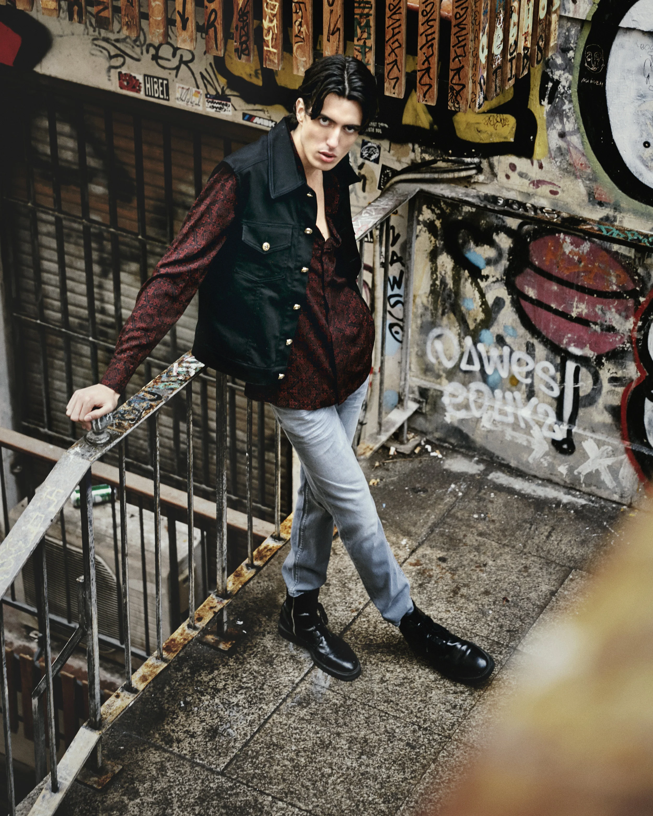 Earring- SANTAVANITAS Shirt – LOS PECOS MUTANTES Chaleco – MAN’S CONCEPT Jeans – KIABI Boots – ZARA