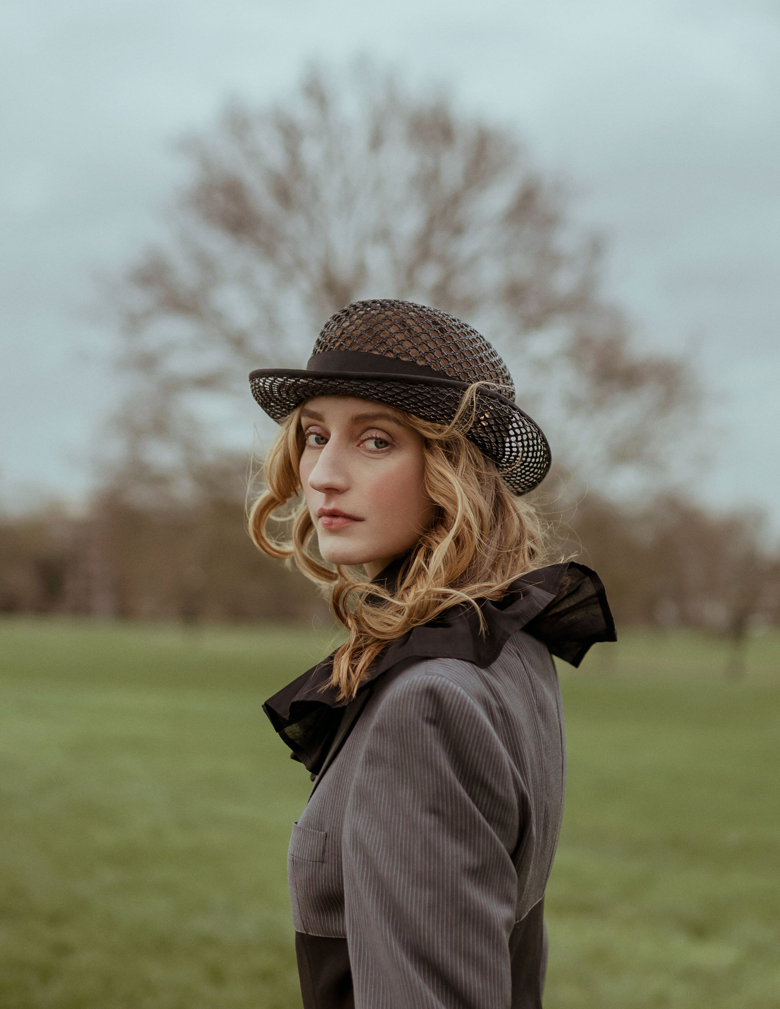  Hat&amp; Brooch: Rafael Peinador White shirt, Jacket, Pant, collar-scarf : David A Mumford Boots: Massimo Dutti Gloves: Dsquared 