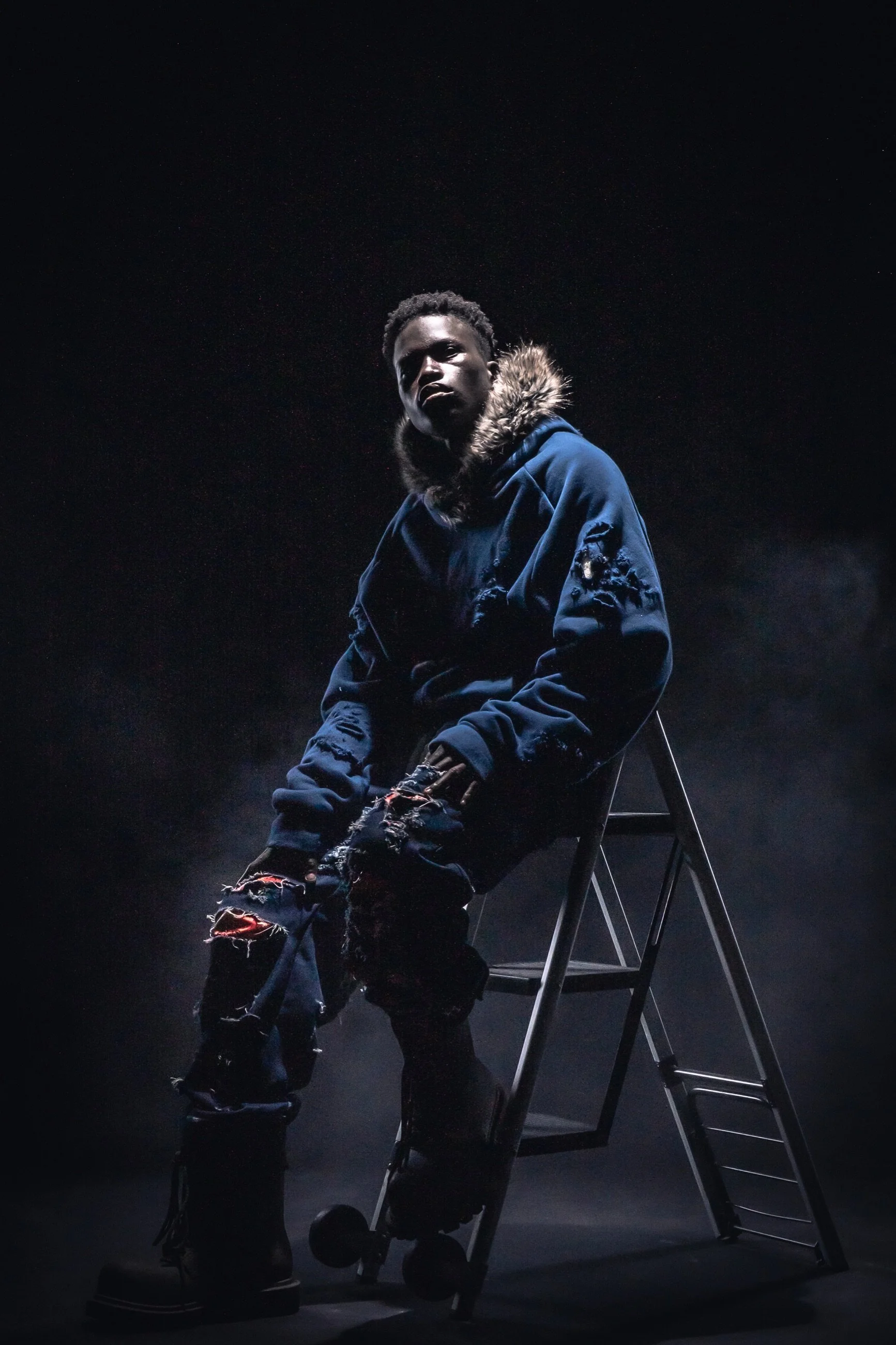 WOUNDS IN BLUE fashion editorial, sculptural blue fashion and movement, image 4