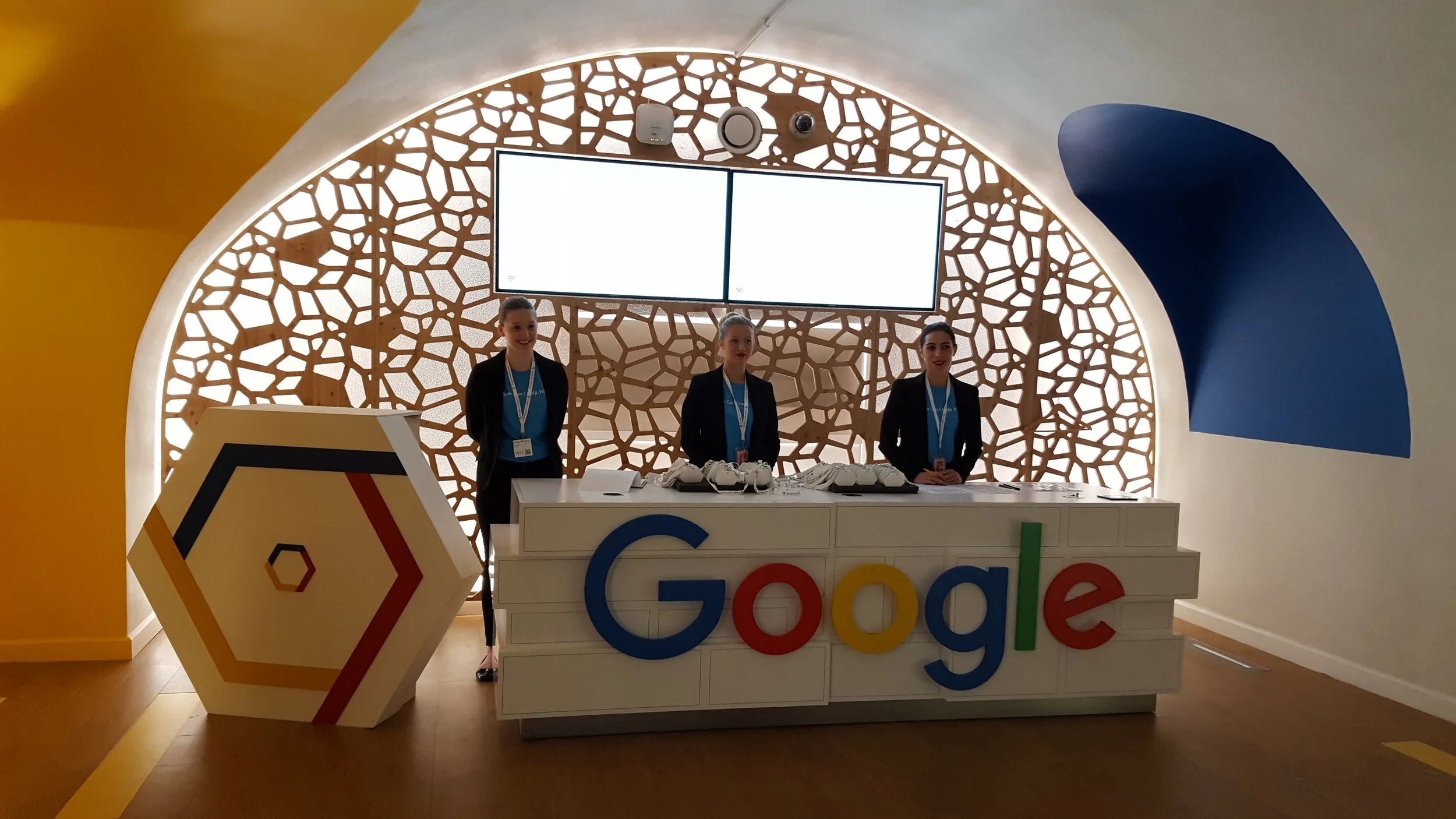 Création sur mesure d’un pupitre pour Google en collaboration avec l’agence événementielle DEEP DIVE