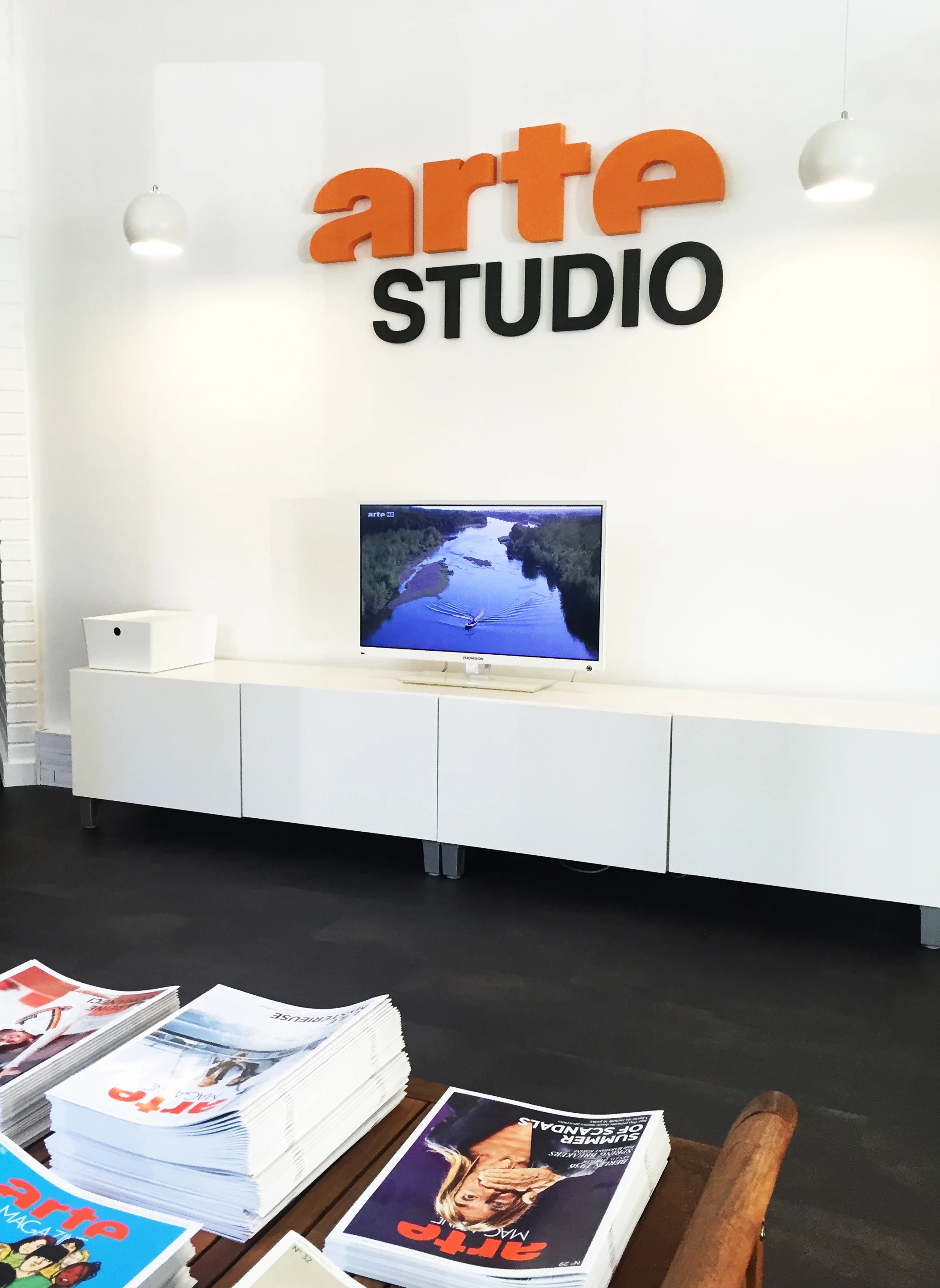 Enseigne épaisse pour les bureaux de ARTE Studio