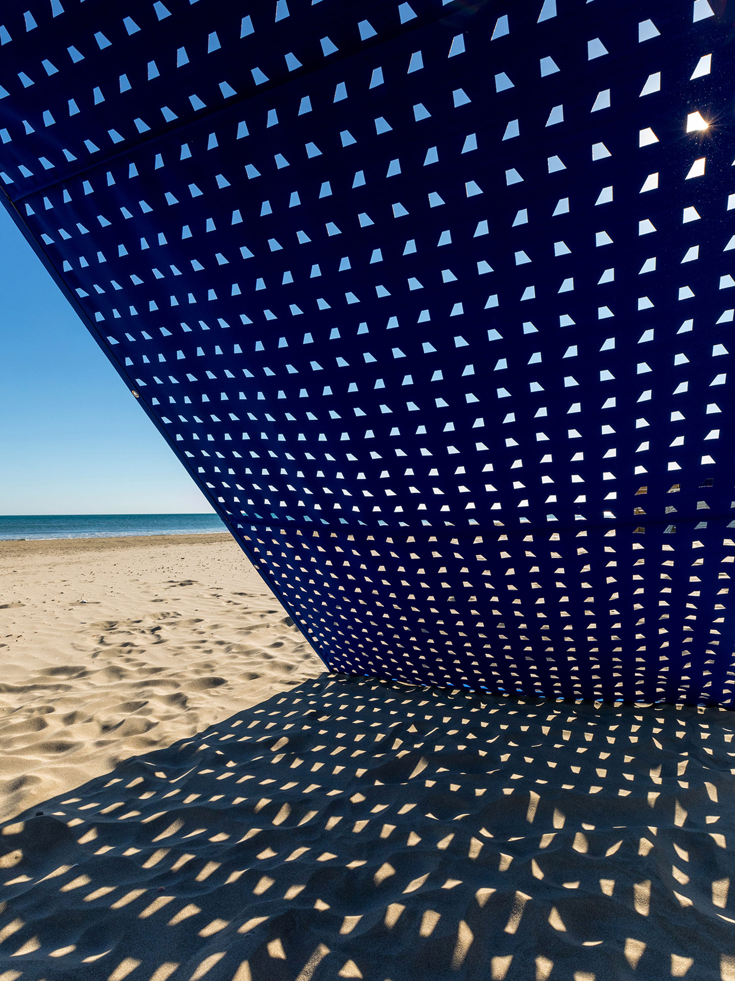  des découpes sur tissus pour l’installation « Design à la plage » - Studio 5.5 