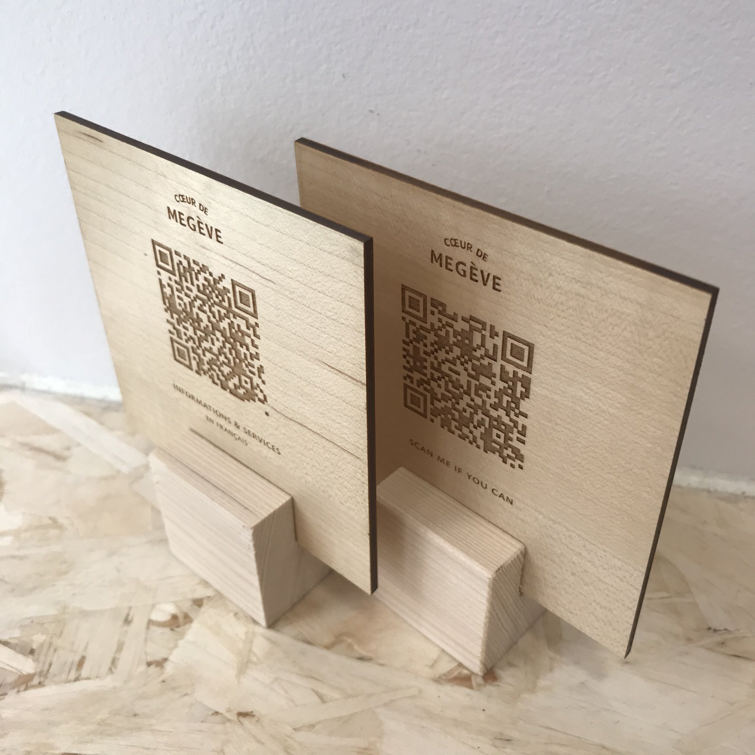  Supports en érable gravés pour des QR codes élégants.   Réalisations pour Stellers Hotels, le Coeur de Megève. 