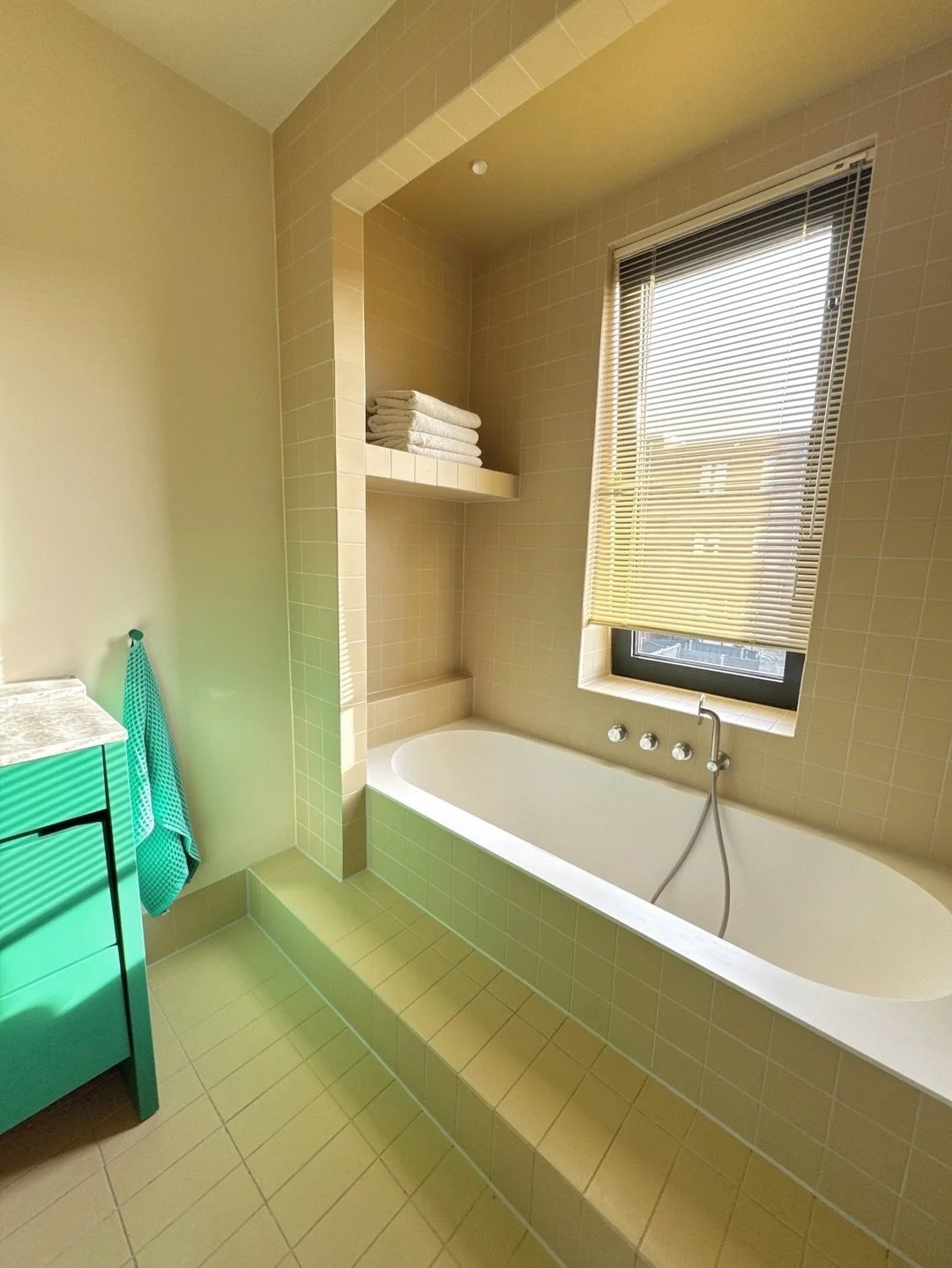 Badkamer design!
Het ontwerp van deze badkamer is zowel warm, modern als verrassend, met zachte en juist felle kleuren, bijzondere materialen en strakke lijnen!

In de basis is de ruimte heel open, maar de trapverhoging voor het bad in combinatie met