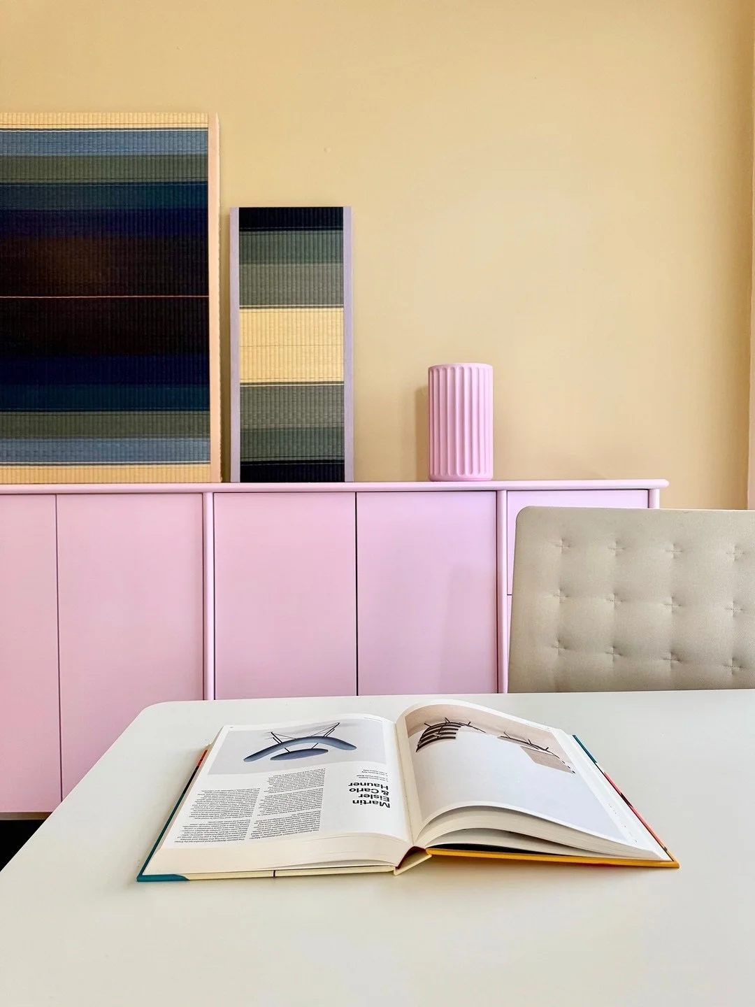 STUDIO 

Hoe en waar werk jij het liefst?
Naast woonprojecten doen we ook het ontwerp en realisatie van werkruimtes!
Die twee werelden komen steeds dichter bij elkaar:
de ideale werkplek voelt (voor velen) als thuis, maar biedt juist ook veel meer mo