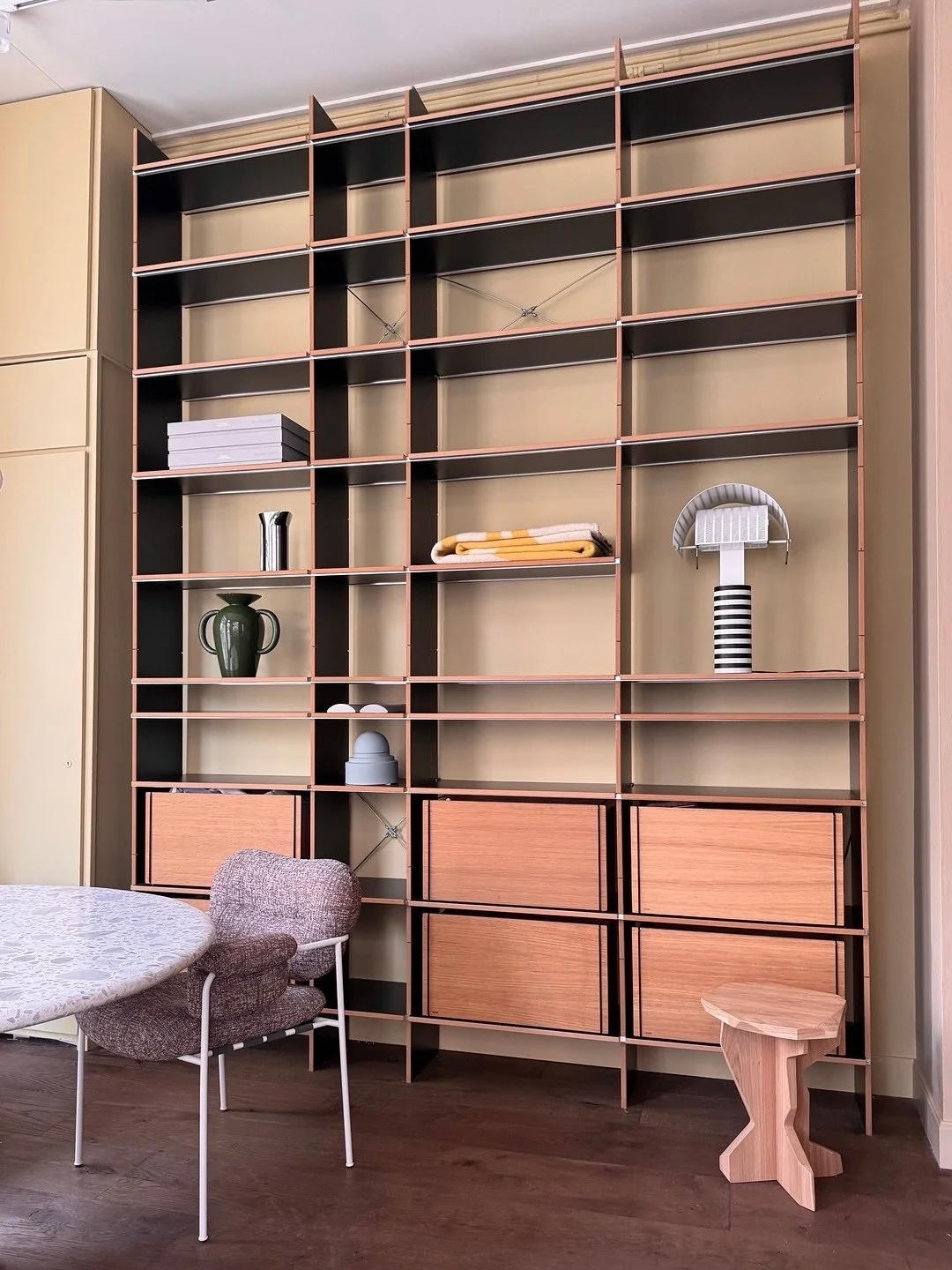 STUDIO

Design passend maken!
Naast maatwerk kun je ook bestaand design - zoals deze FNP Moormann kast in de studio- helemaal laten aansluiten op jouw ruimte.
Met keuze van materiaal, breedte, hoogte en waar jij wilt een open vak voor die ene vaas (o