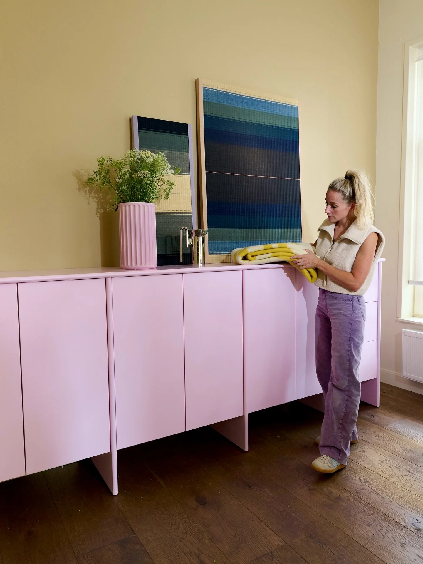 STUDIO! 
Het ontwerp van deze kast is helemaal passend gemaakt voor de plek, maar ook qua uitstraling laat het veel zien van mijn stijl en smaak (modern, kleur, speels, mooie lijnen en verhoudingen) en daarnaast: lekker handig! Ik berg materiaal samp